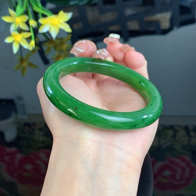 和田玉58.5圈口阳绿色碧玉手镯！玉质细腻油润 底色纯净 无裂无棉 脂粉好，品质高。