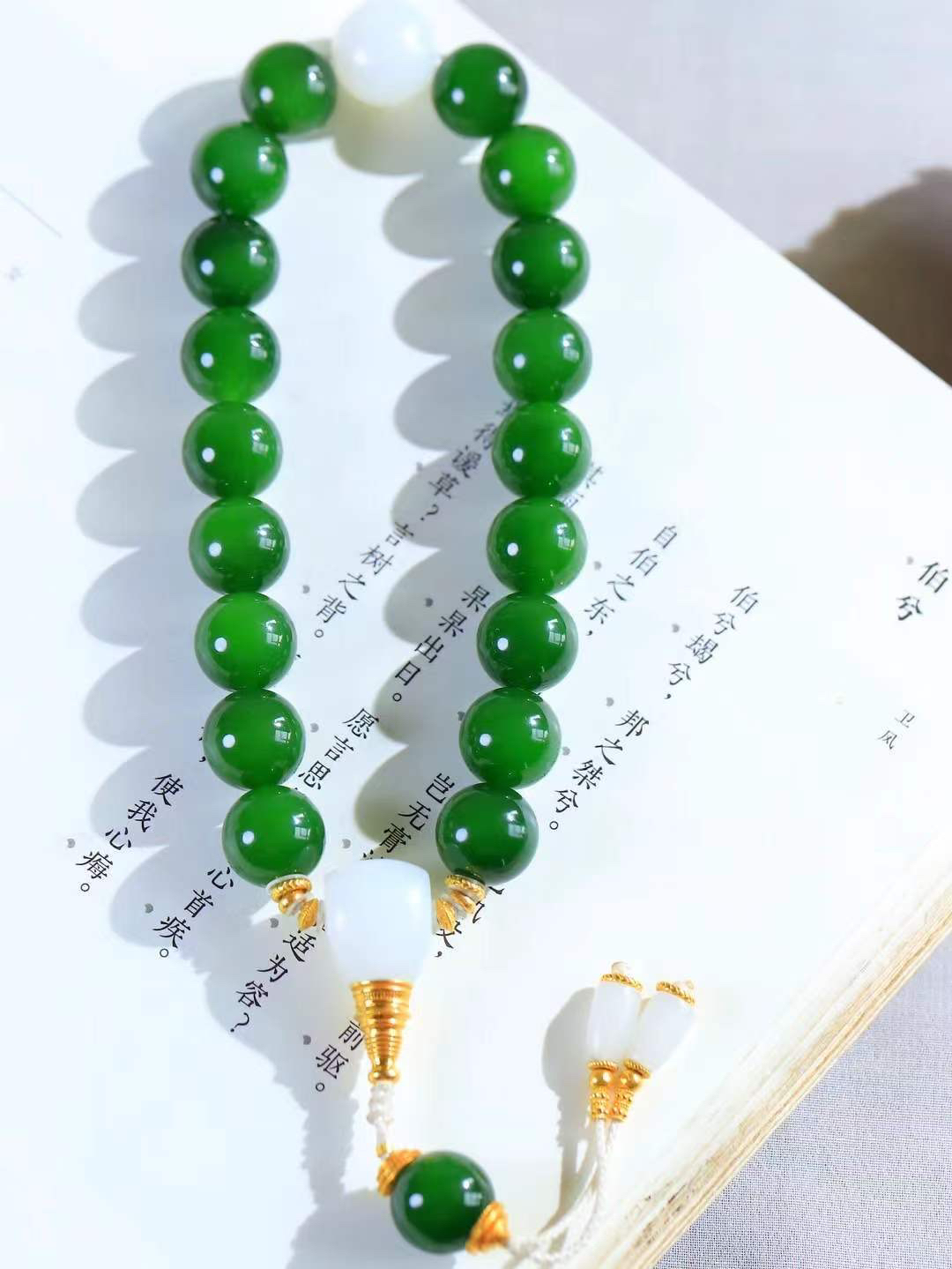 【珠圆玉润.手持】

收藏级臻品️和田玉碧玉珠圆玉润手持，也可做项链，玉质温润细腻  整串打磨圆润，佩戴舒适。珠珠落玉盘，间关莺语花底滑，一生美好时光，无论身在何处，都有它相伴相守。事事顺遂，幸福美满，吉祥如意。重63.6克 尺寸取一12mm  FDA-11372033