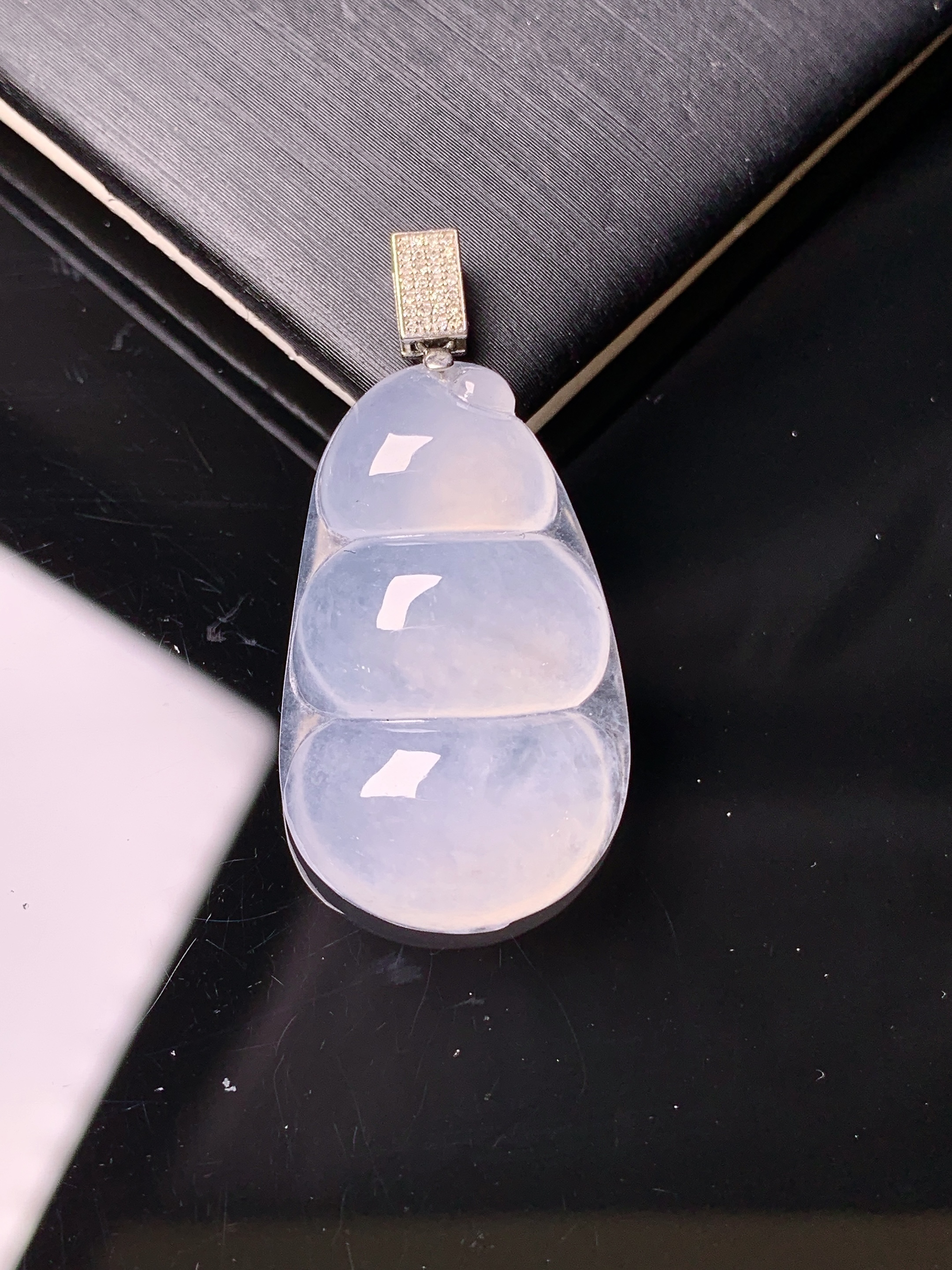 18k金钻镶嵌冰种四季豆吊坠 玉质细腻 色泽艳丽清新 水润亮眼 整体尺寸34.3*17*6*2x