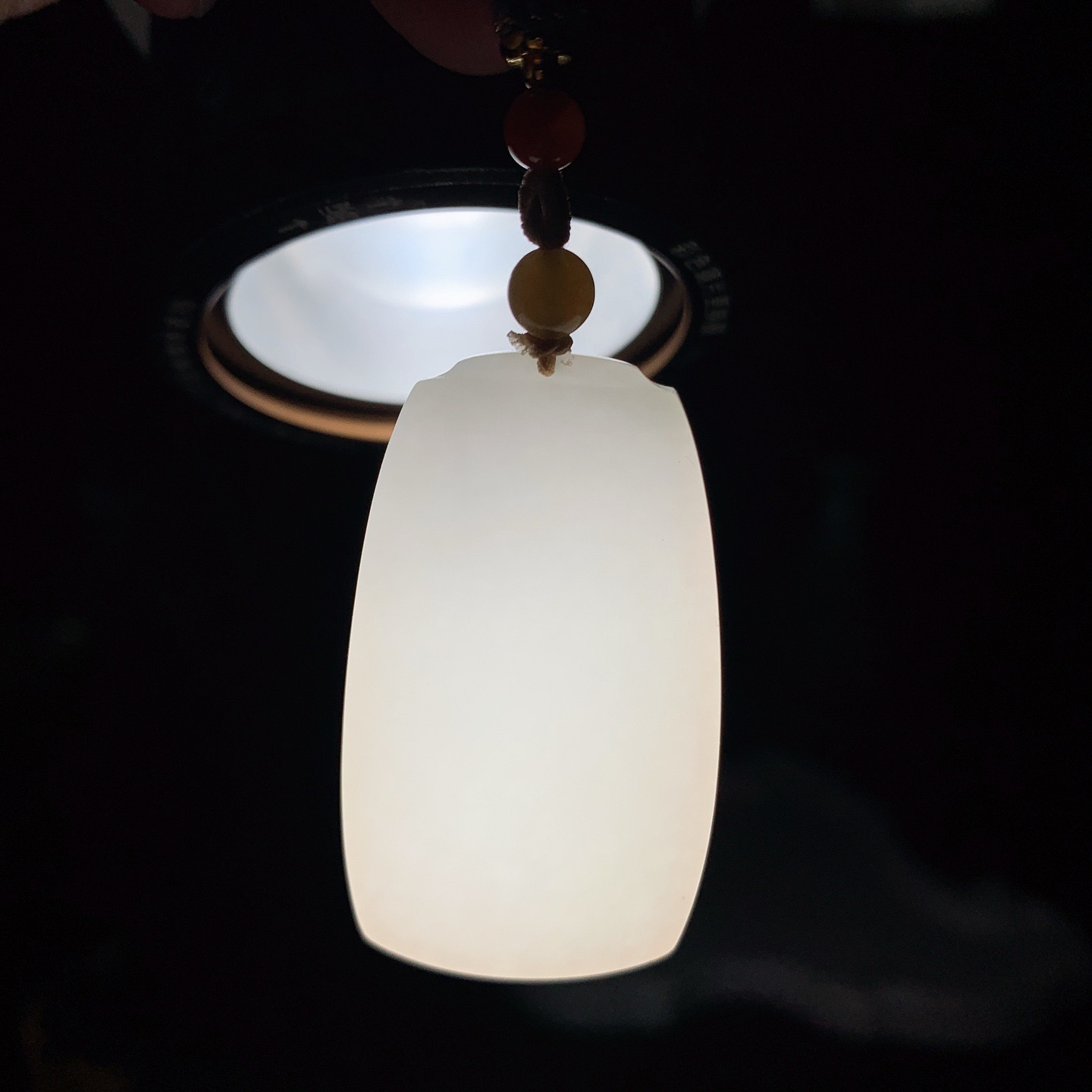 和田玉白玉羊脂白平安无事牌挂件 尺寸45/25/8重21.5克。玉质细腻油润。手推出油。佩戴高端典雅。lt260321