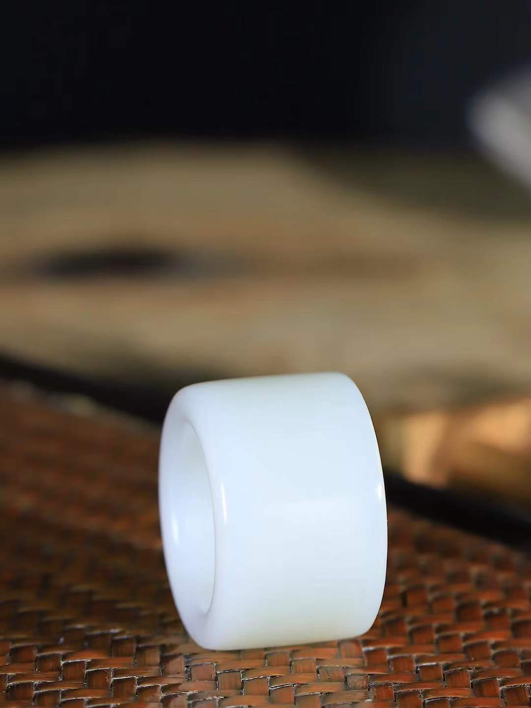 【古韵·扳指】

精品和田玉白玉扳指，玉质温润，油润感十足， 整器古韵生辉。优雅高贵。运筹帷幄于掌中，决胜于千里之外。
重25.5克 内径圈口21.3mm  尺寸20.5-5.4mm  FDT-59321900