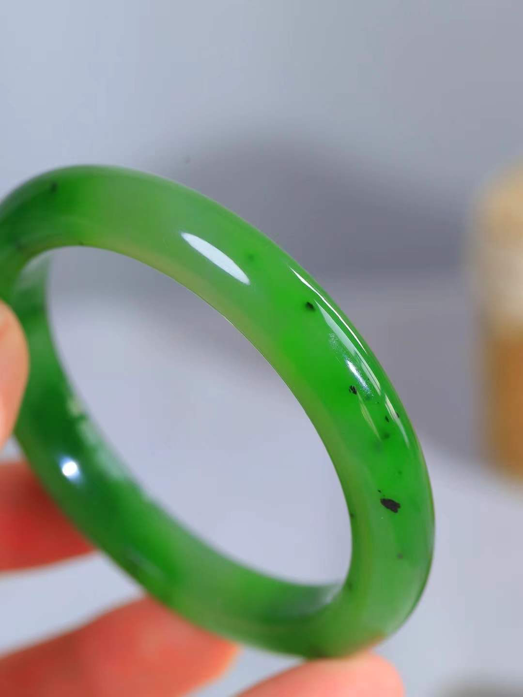 （碧色荡漾.手镯）

精品和田玉碧玉手镯，灼灼其华想像靓妆淡伫 ，腕间绿意跳脱冰壶莹，坐间静对，姑射仙姿潇洒处，艳冶最奇料子油润滋腻镯型饱满，手感上佳。重55.6克   内径59mm尺寸11.4-9.2mm  24372013T
