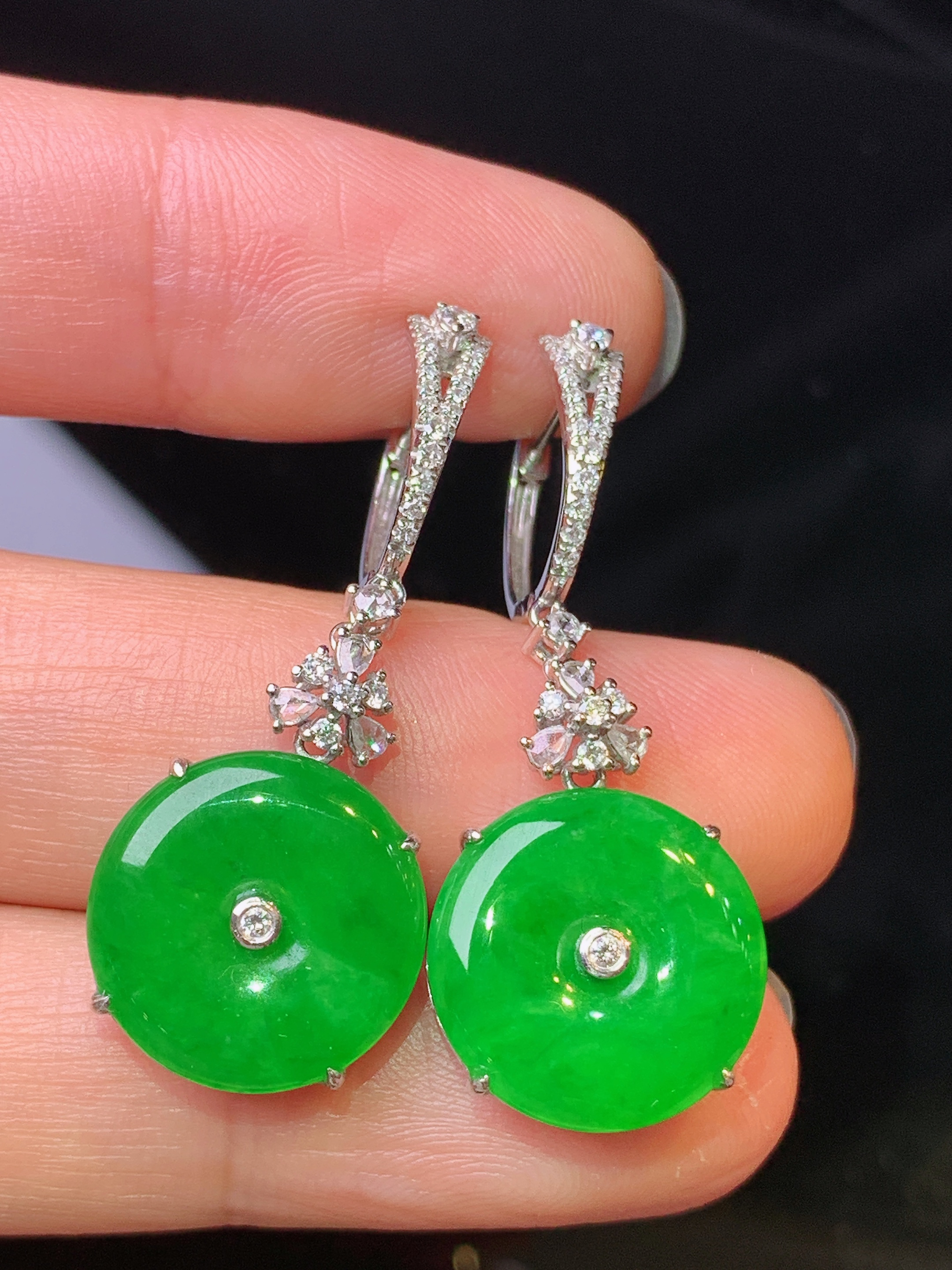 18k金钻镶嵌满绿平安扣耳坠 吊坠 玉质细腻 色泽艳丽清新 水润亮眼 整体尺寸35*13.8*5.5g1