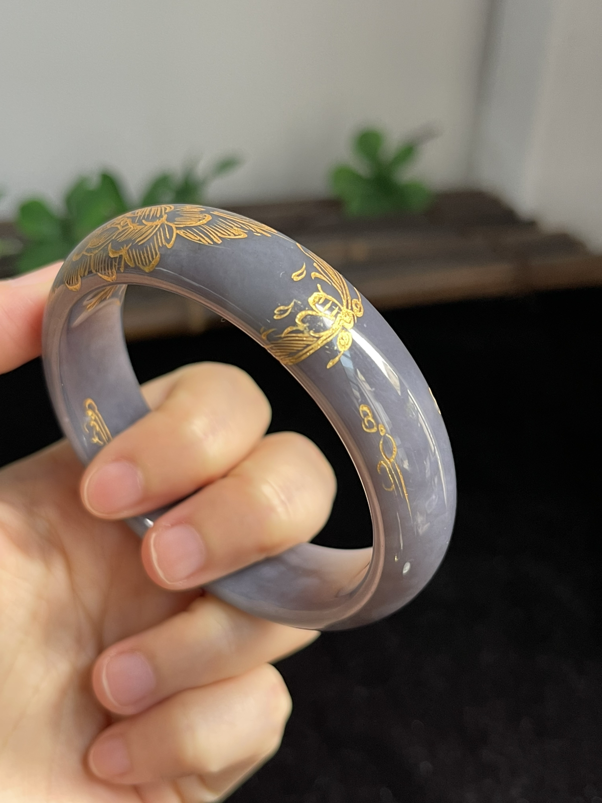 正圈55.5圈口，和田玉手镯，表面颜色为人工绘制