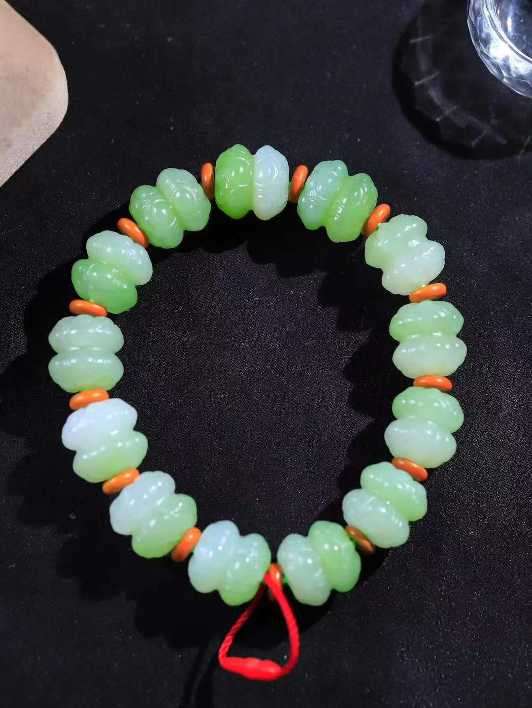 【莲花.手串】

精品和田玉翠青莲花手串，器形优雅，小巧精致，翠色浓郁，玉质细腻油润、手感上佳，颗颗精雕莲花，将荷花出淤泥而不染，濯清涟而不妖的气韵，刻画的淋漓尽致。尺寸取一14.7-15mm，重77.2克 FDA-36151920