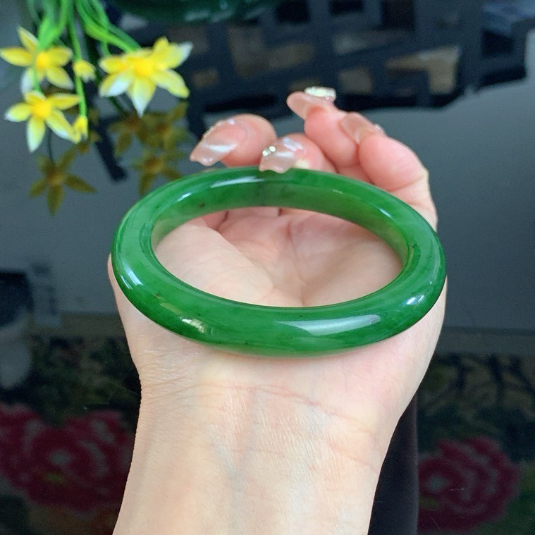和田玉58.5圈口阳绿色碧玉手镯！玉质细腻油润 底色纯净 无裂无棉 脂粉好，品质高。