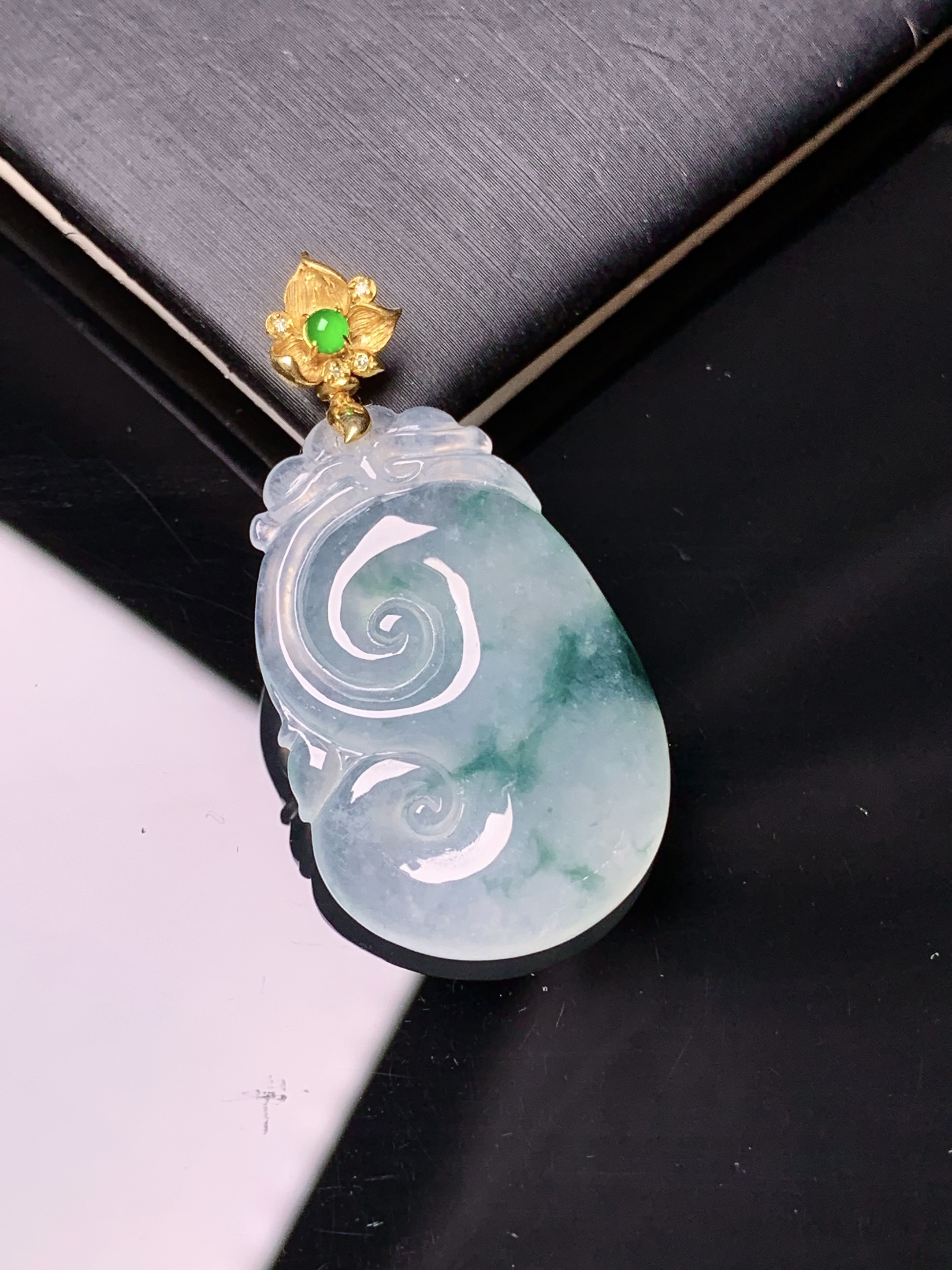 18k金钻镶嵌冰种飘绿如意吊坠 玉质细腻 色泽艳丽清新 水润亮眼 整体尺寸40.3*20.5*6.2*2x