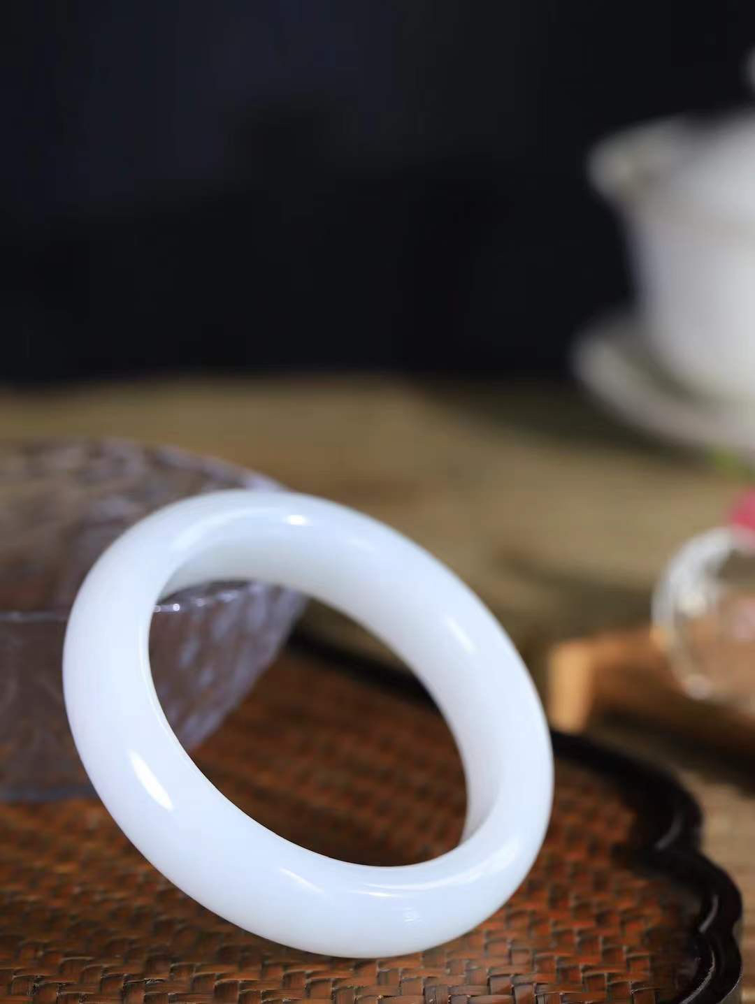 【柔情素语·手镯】

收藏级臻品和田玉白玉手镯，玉质细腻温润，手感舒适，️线条流畅，简约大气，美自天成，佩戴于腕间，婉约之美，举手投足间透出那份低调奢华，醉人心扉。重69.5克 内径圈口54mm  尺寸15-9.5mm   FDA-55352003