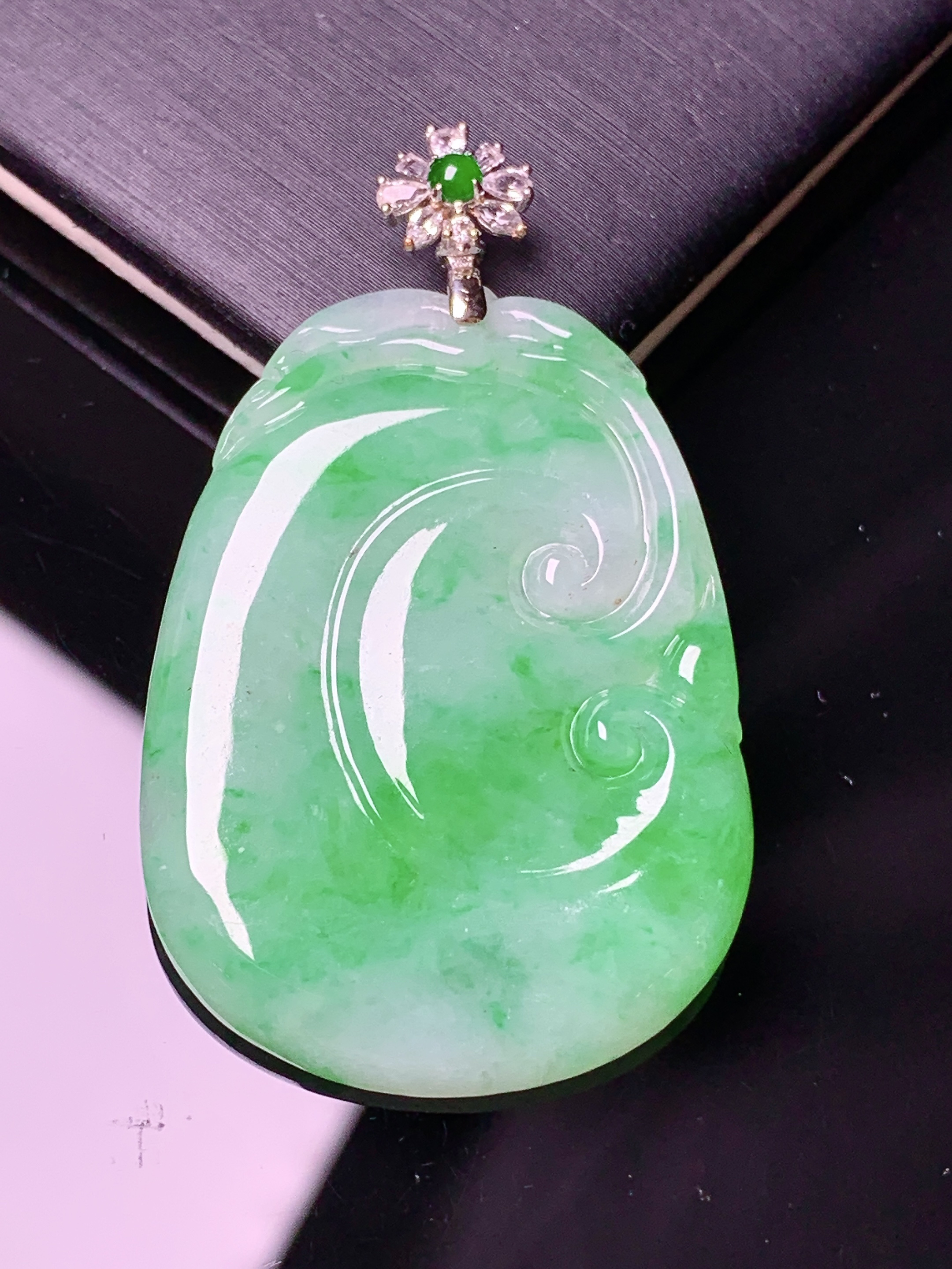 18k金钻镶嵌飘绿如意吊坠 玉质细腻 色泽艳丽清新 水润亮眼 整体尺寸45*27*3.5*2x