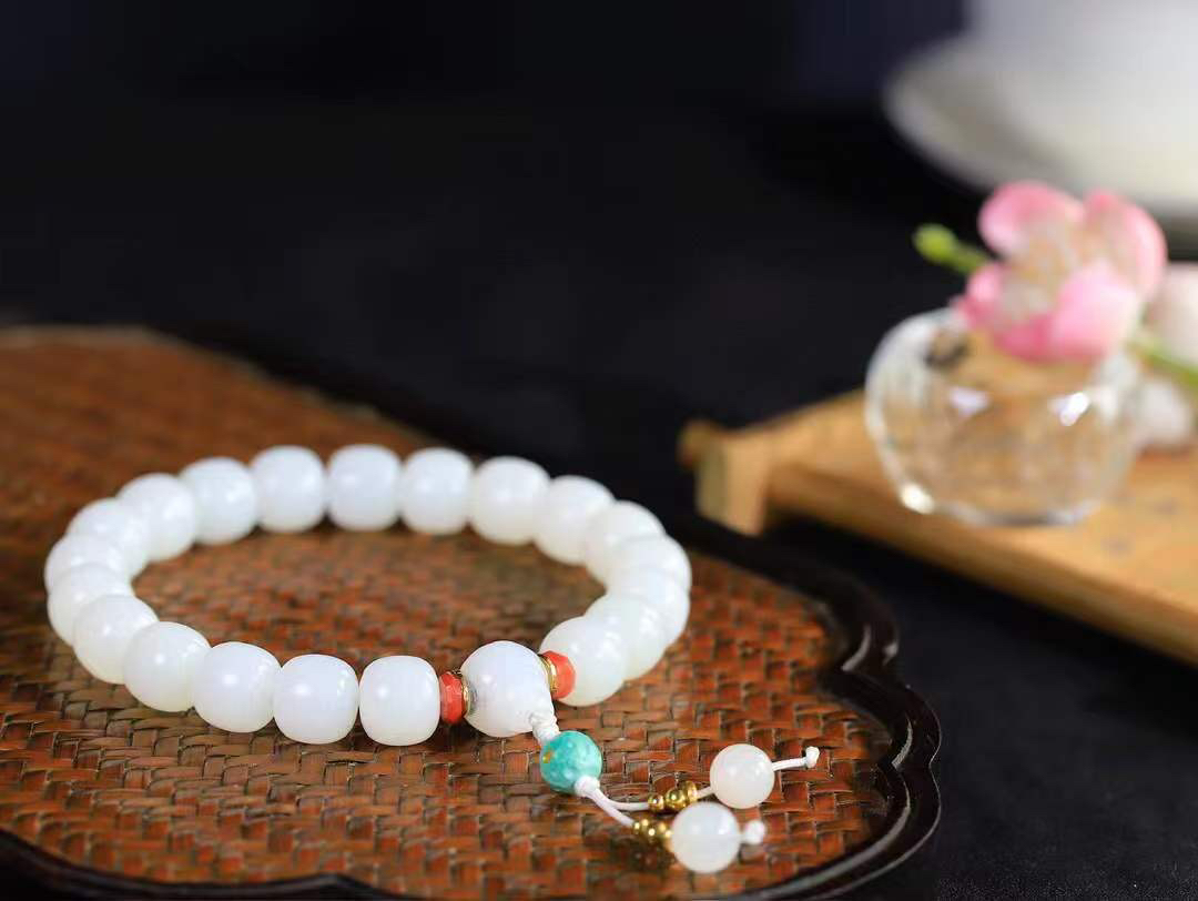 （老型珠.手串）

精品 和田玉白玉老型珠手串，玉质细腻油润 饱满光滑 质朴无华，悠远简单，人心境界远，百世修炼深，心灵常驻善意持，觉悟人生百世修。重46克    尺寸取一9.9-10.7mm    10351900A