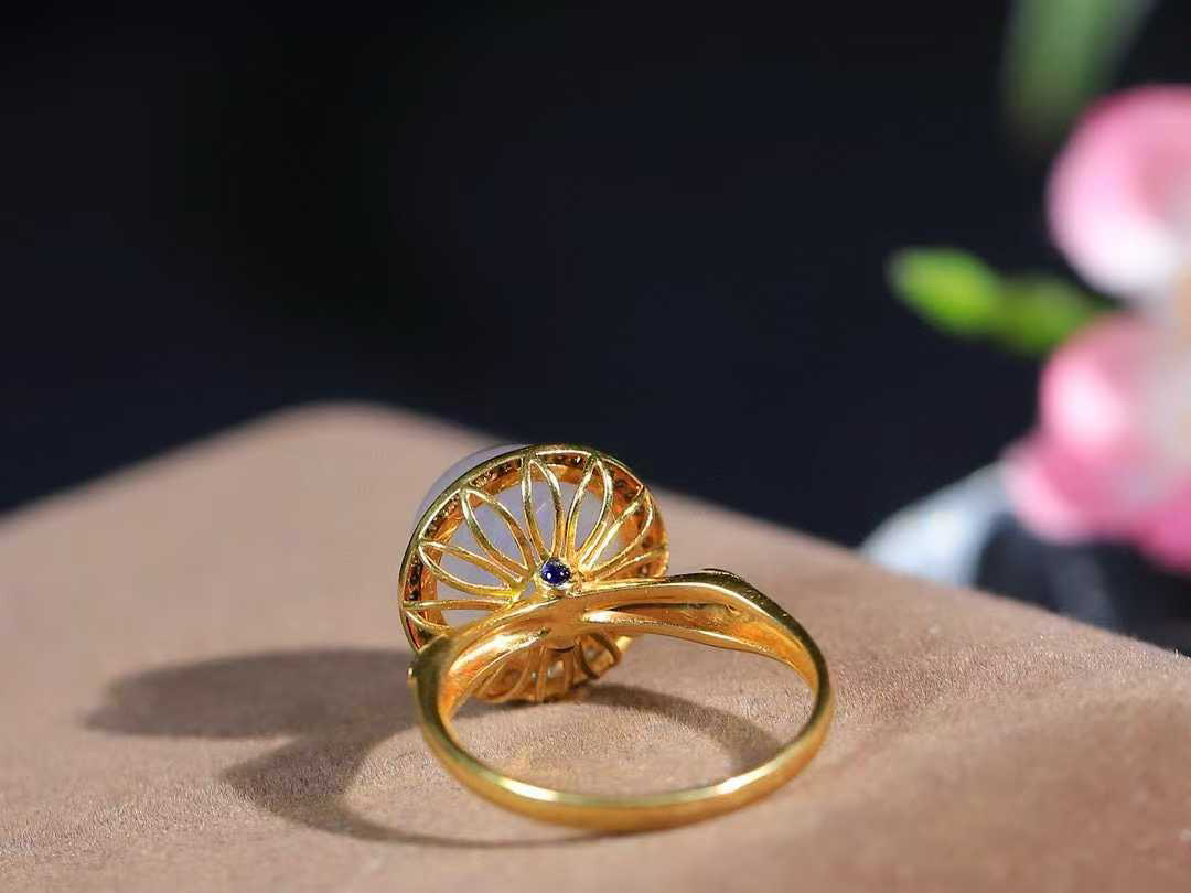 【金镶玉.戒指】

精品和田玉烟紫Au750金戒指 玉质细腻温润 油性十足 ，不论时光如何流转变化，这枚戒指始终闪耀着最初的光芒。精工镶嵌18K金 （保真金 可检测贵金属18K金） 重3.68克 尺寸17-10mm 781201255A