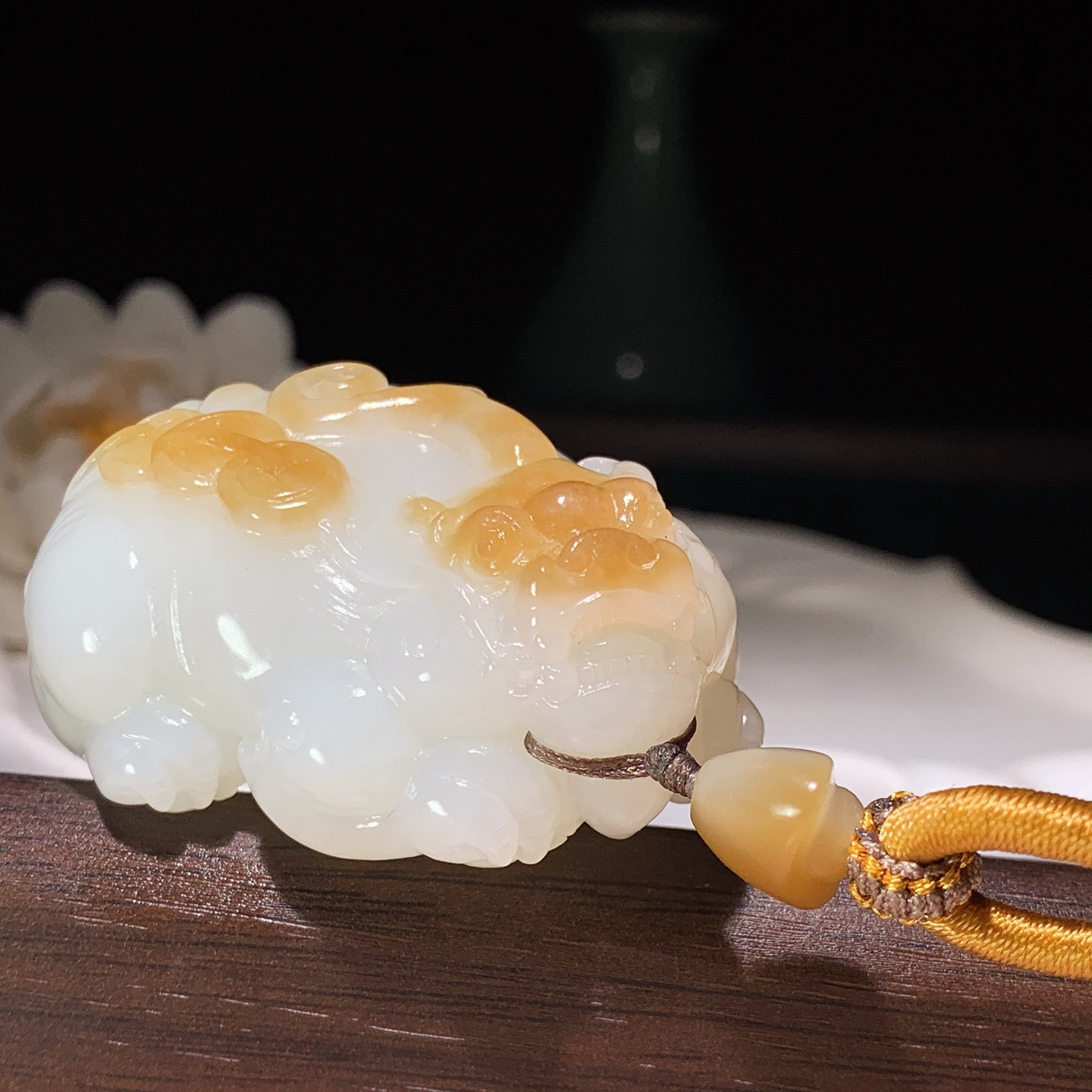 新疆和田玉且末糖羊脂白招财进宝貔貅挂件 尺寸55/35/24重77.8克。玉质细腻油润。手推出油。佩