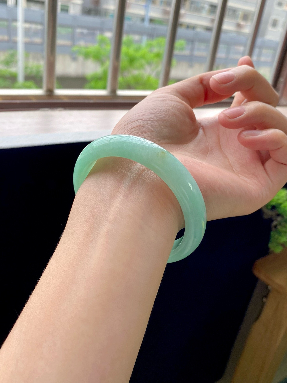 苹果绿洒金正圈
尺寸：59-12.8-8