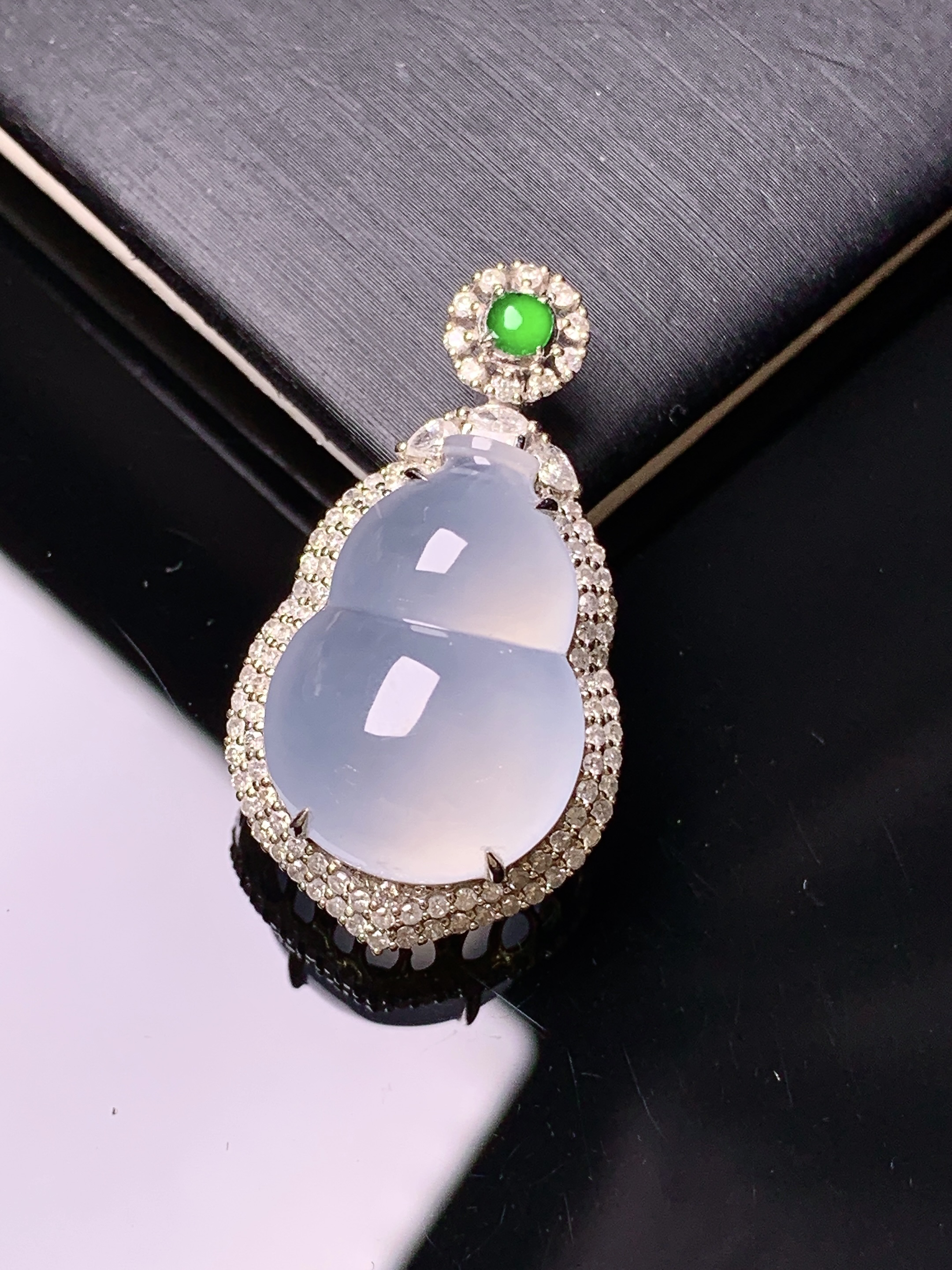 18k金钻镶嵌冰种葫芦吊坠 玉质细腻 色泽艳丽清新 水润亮眼 整体尺寸31.2*17.3*12.3t1