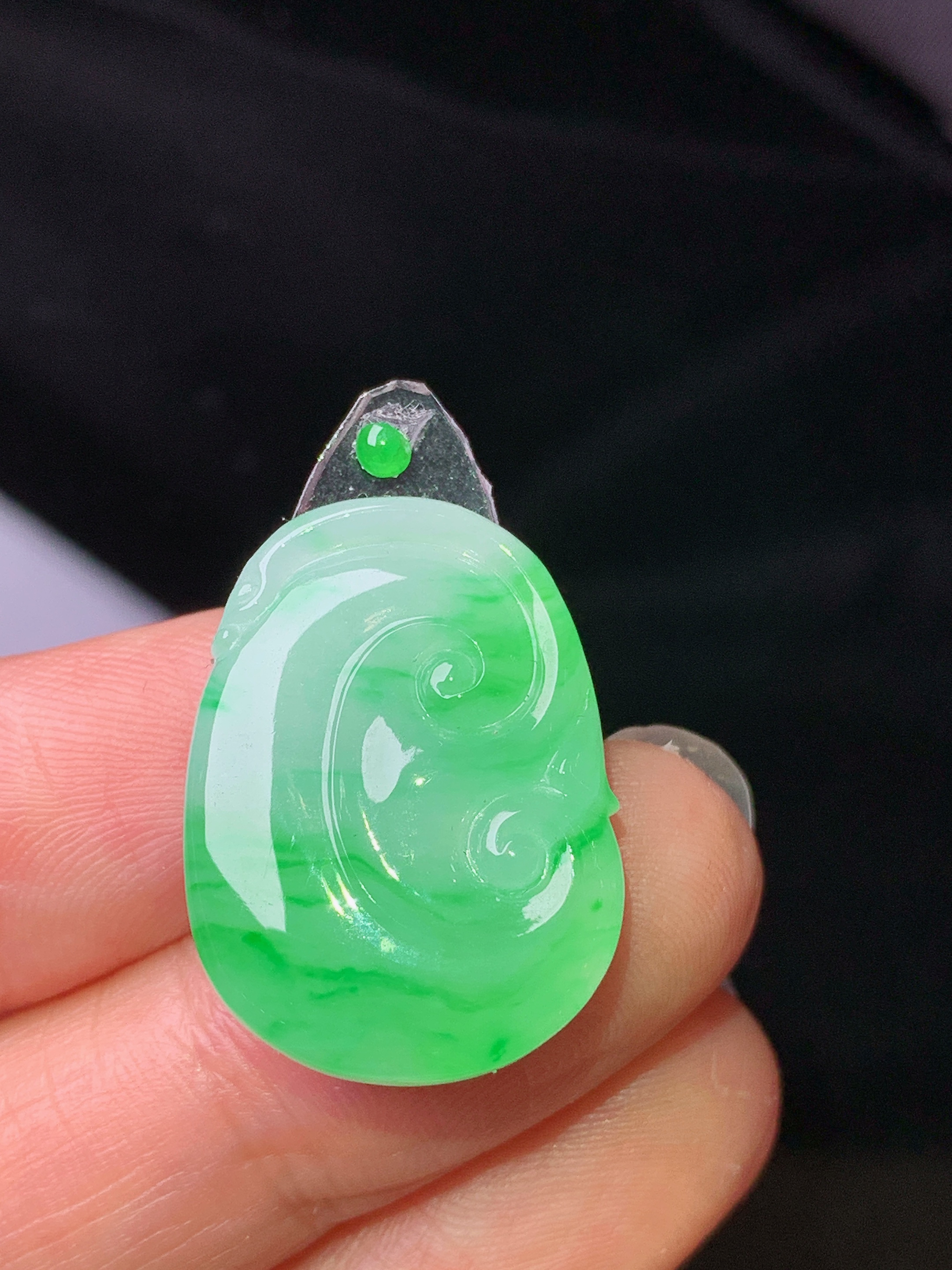 镶嵌款 翠绿如意吊坠 玉质细腻 色泽艳丽清新 水润亮眼 整体尺寸23.5*17.2*3.6*2x