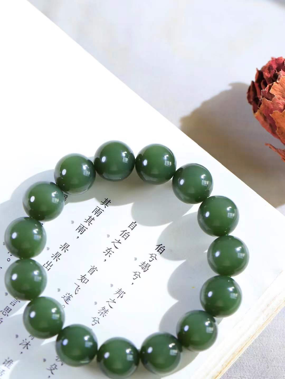 【珠圆玉润.手串】

精品️和田玉碧玉猫眼珠圆玉润手串 玉质温润细腻  整串打磨圆润，佩戴舒适。珠珠落玉盘，间关莺语花底滑，一生美好时光，无论身在何处，都有它相伴相守。事事顺遂，幸福美满，吉祥如意。重67克 尺寸取一14.2mm FDT-16352013