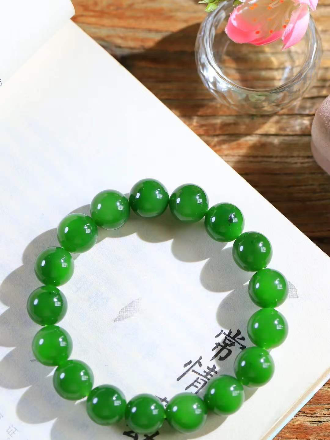 【珠圆玉润.手串】

精品️和田玉碧玉珠圆玉润手串 玉质温润细腻  整串打磨圆润，佩戴舒适。珠珠落玉盘，间关莺语花底滑，一生美好时光，无论身在何处，都有它相伴相守。事事顺遂，幸福美满，吉祥如意。重45.8克 尺寸取一12mm  FDA-22362033