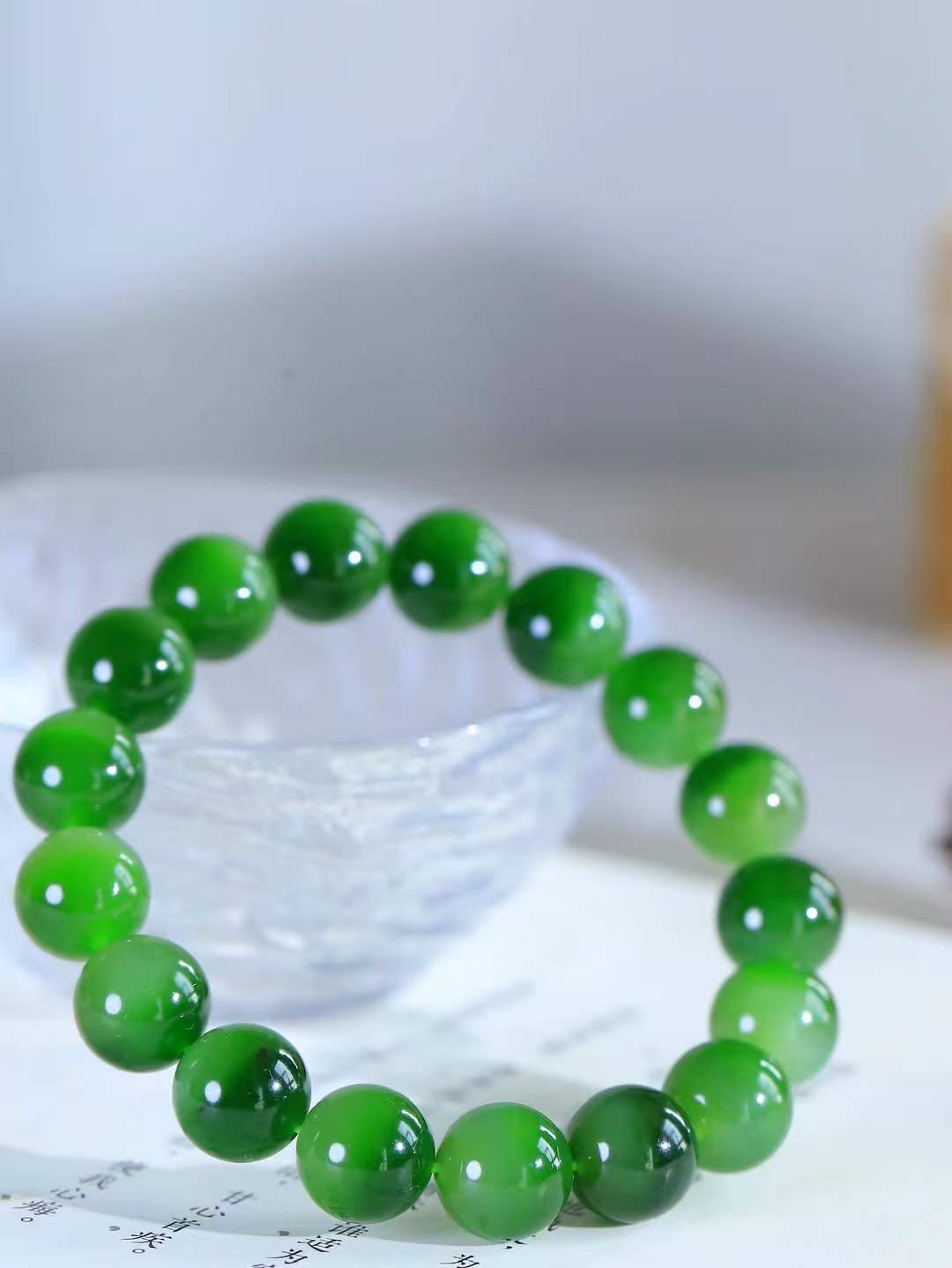 【珠圆玉润.手串】

精品️和田玉碧玉微猫眼珠圆玉润手串 玉质温润细腻  整串打磨圆润，佩戴舒适。珠珠落玉盘，间关莺语花底滑，一生美好时光，无论身在何处，都有它相伴相守。事事顺遂，幸福美满，吉祥如意。重47.2克 尺寸取一12mm  FDA-22362033