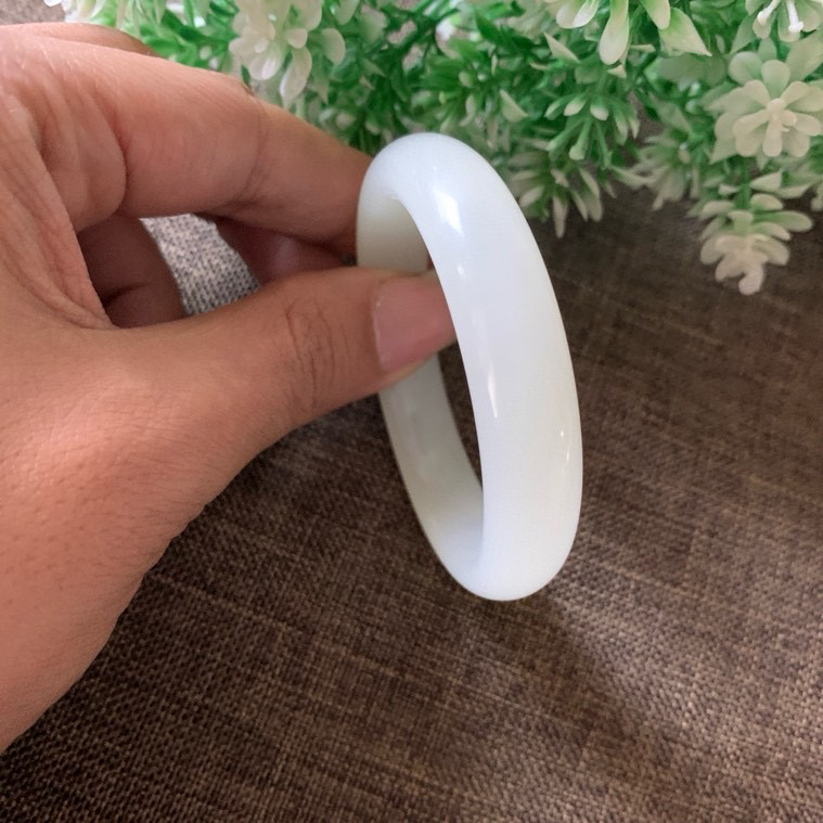 50圈口和田玉羊脂白手镯，精品荔枝冻冰白手镯，镯型古朴典雅。在诗情画意的雨巷相遇，你是我腕间的一抹风