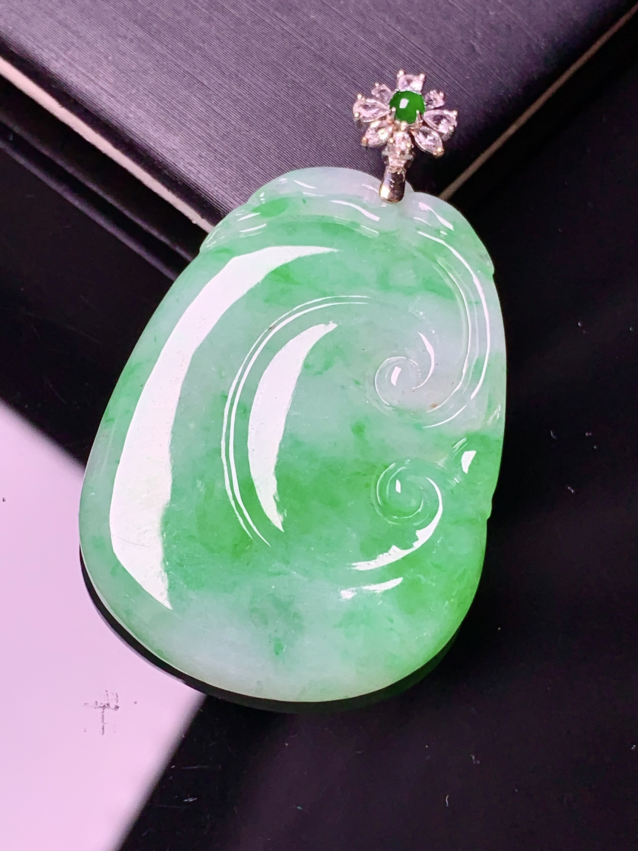 18k金钻镶嵌飘绿如意吊坠 玉质细腻 色泽艳丽清新 水润亮眼 整体尺寸45*27*3.5*2x