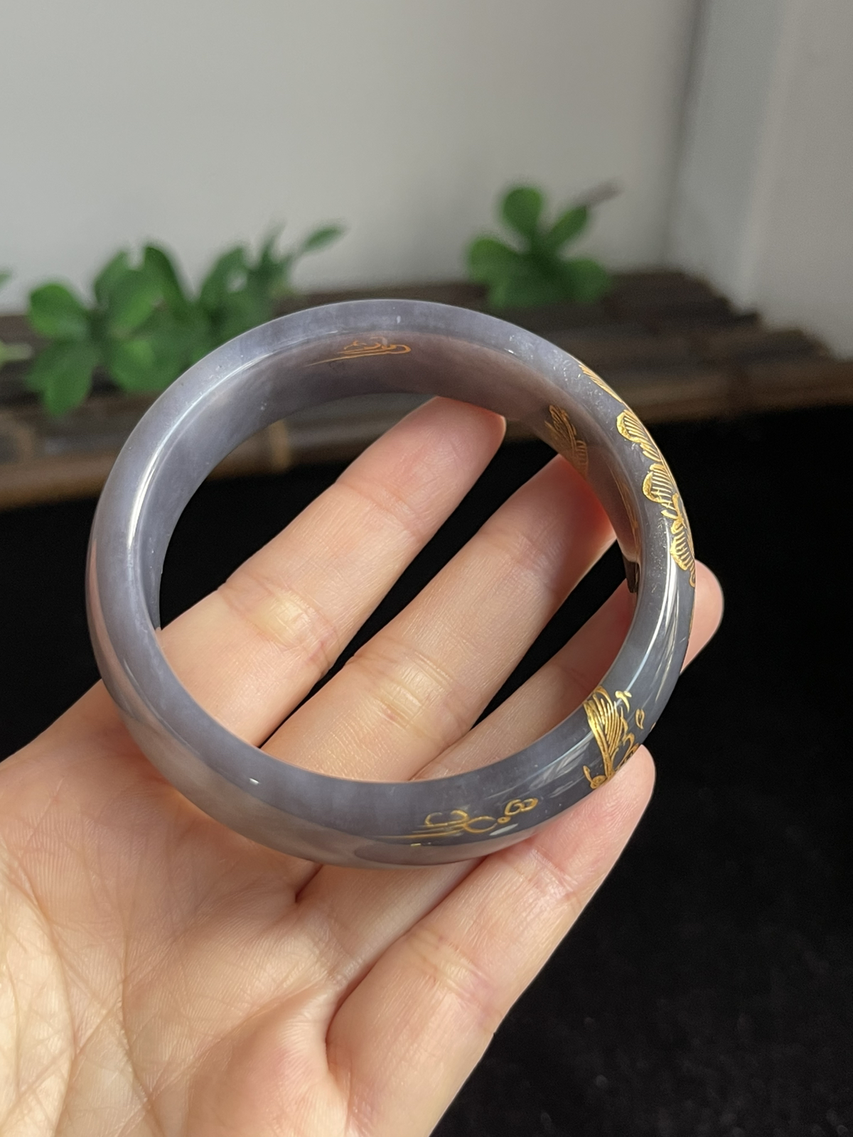 正圈55.5圈口，和田玉手镯，表面颜色为人工绘制