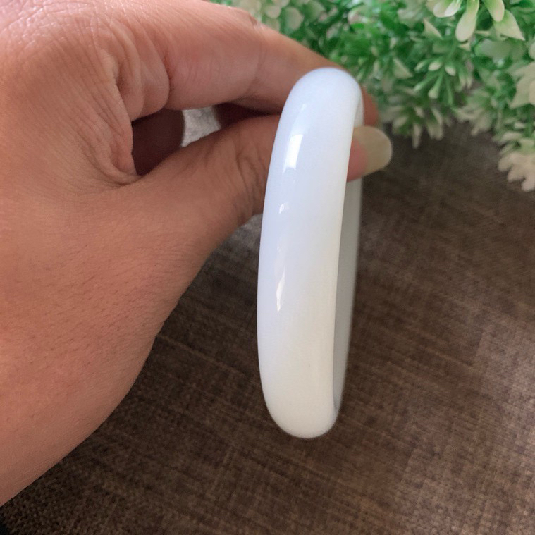 57.5圈口和田玉羊脂白手镯【挽间柔情】，精品荔枝冻冰白手镯，镯型古朴典雅。在诗情画意的雨巷相遇，你是我腕间的一抹风情，有你眸有深情.清风荡漾湖间静水，我愿俯身低眉，在烟波涟漪处寻你