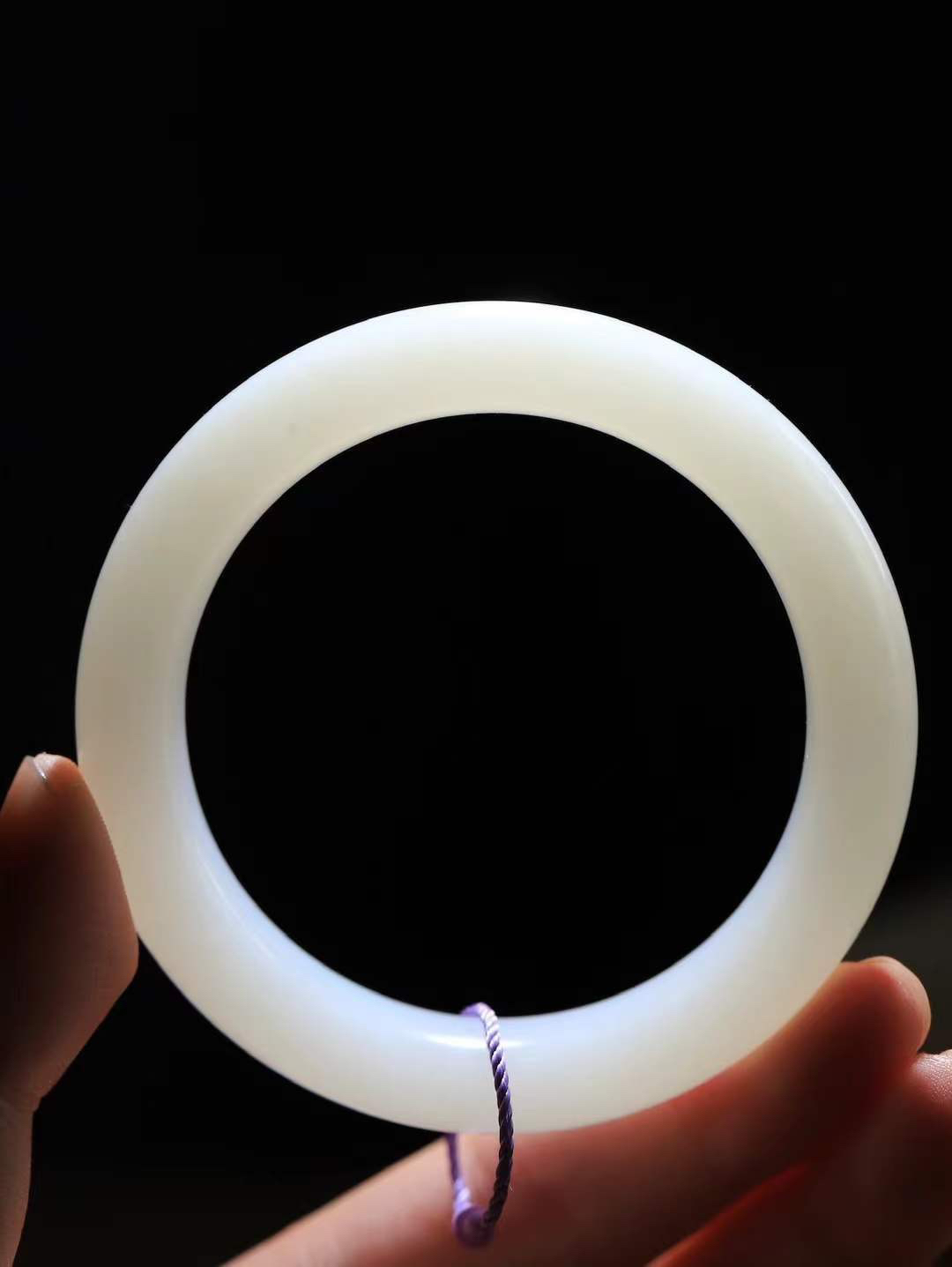 【花样年华·手镯】

收藏级臻品和田玉白玉手镯，质地油润细腻，色泽高贵典雅，镯型古朴典雅。在诗情画意的雨巷相遇，你是我腕间的一抹风情，有你眸有深情，清风荡漾湖间静水，我愿俯身低眉，在烟波涟漪处，寻你深情倩影。内径57mm尺寸13.7-10.2mm 重69.3克。fDL-36301988