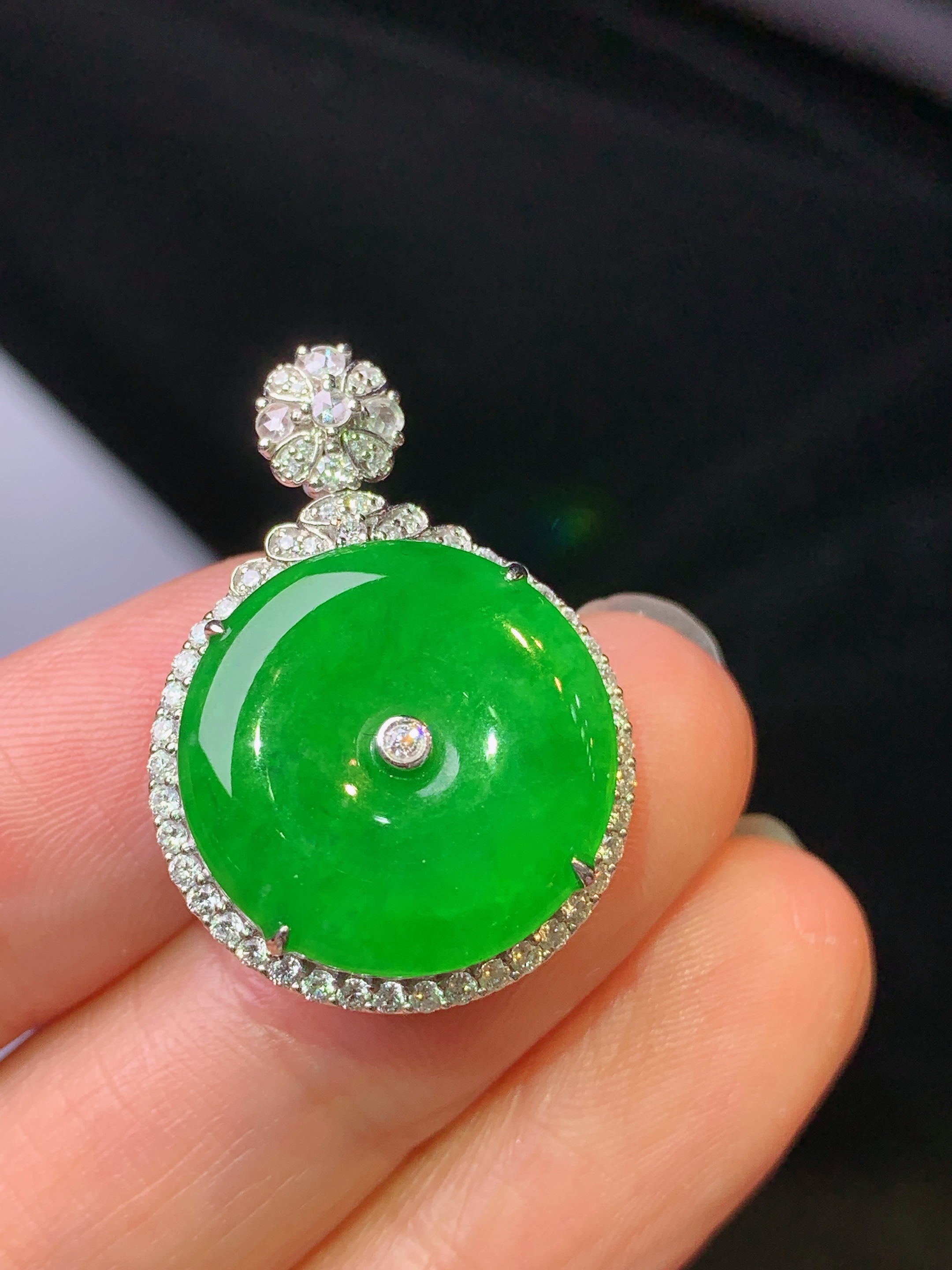 18k金钻镶嵌满绿平安扣吊坠 玉质细腻 色泽艳丽清新 水润亮眼 整体尺寸26.8*19*9.5g1