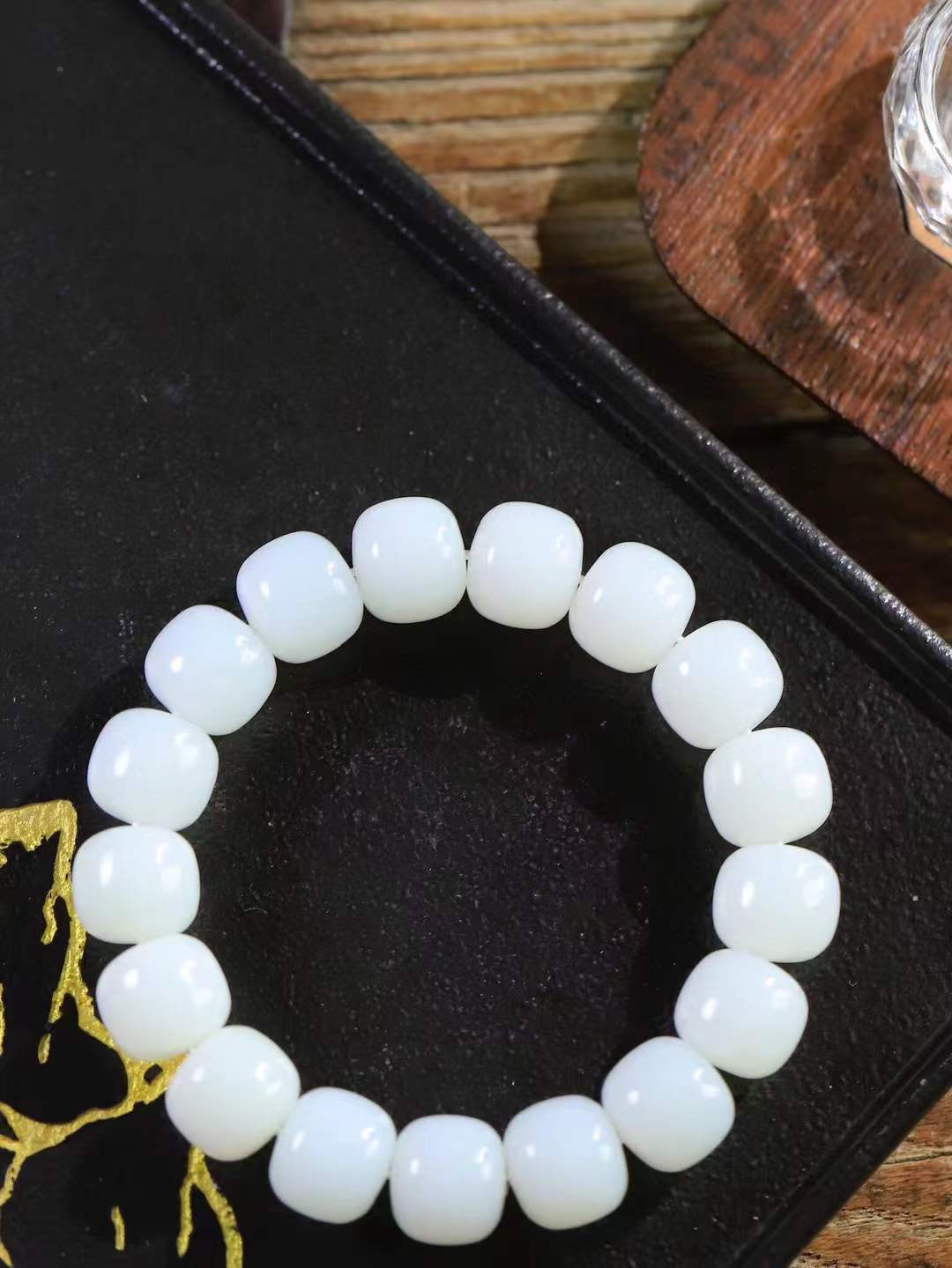 （老型珠.手串）

精品️和田玉白玉老型珠手串，也可做手持，玉质细腻油润 饱满光滑 质朴无华，悠远简单，人心境界远，百世修炼深，心灵常驻善意持，觉悟人生百世修。重74.5克    尺寸取一12.5-14mm    54301901L