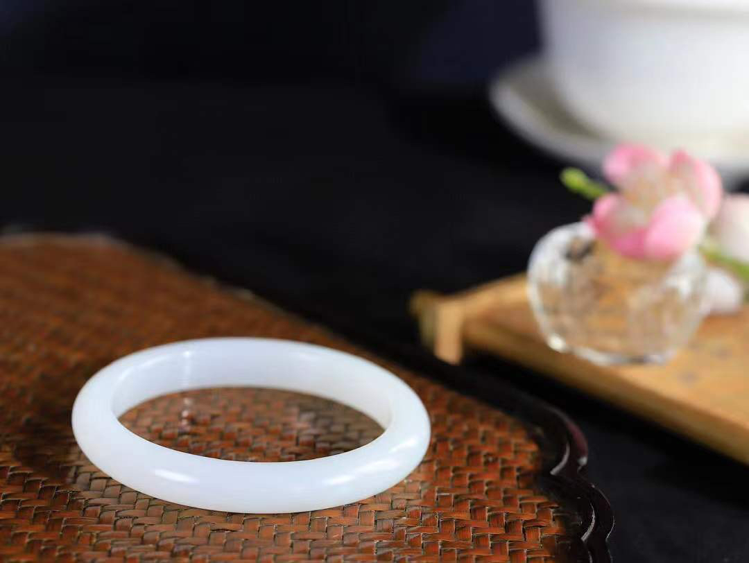 【婉约佳人.手镯】

精品️和田玉白玉手镯 玉质温润细腻 油性十足 手感舒适，高华雅逸，线条流畅，