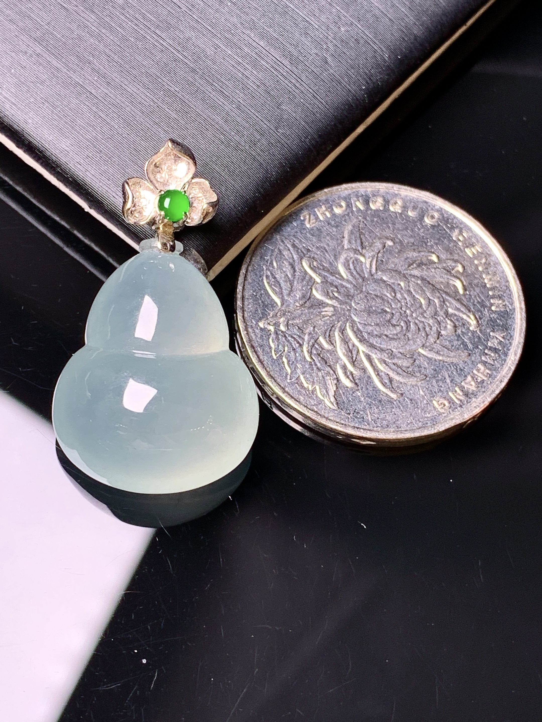 18k金钻镶嵌冰种葫芦吊坠 玉质细腻 色泽艳丽清新 水润亮眼 整体尺寸28.3*16.5*10.3*2x