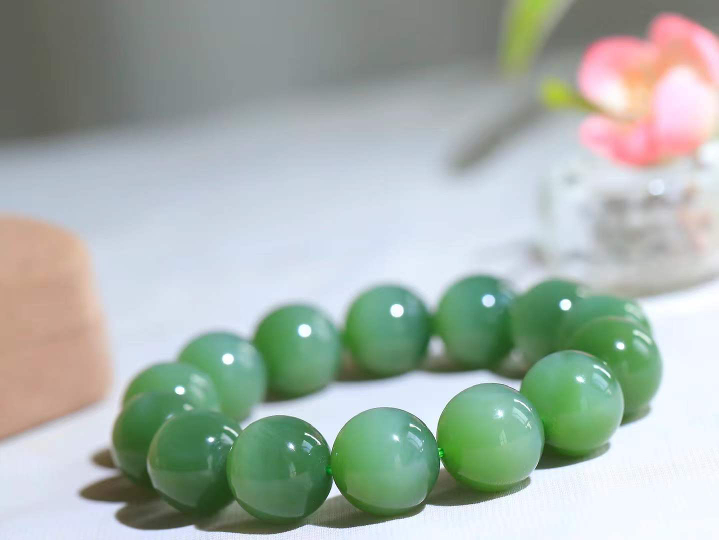 【珠圆玉润.手串】

精品️和田玉碧玉猫眼珠圆玉润手串 玉质温润细腻  整串打磨圆润，佩戴舒适。珠珠落玉盘，间关莺语花底滑，一生美好时光，无论身在何处，都有它相伴相守。事事顺遂，幸福美满，吉祥如意。重92.7克 尺寸取一16mm FDT-16352013