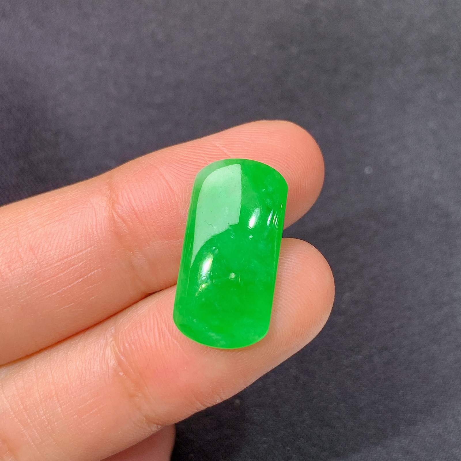 阳绿马鞍，镶嵌佳品，冰润色阳，玉质细腻，种水足，Hon 尺寸19.8*9.9*2.8