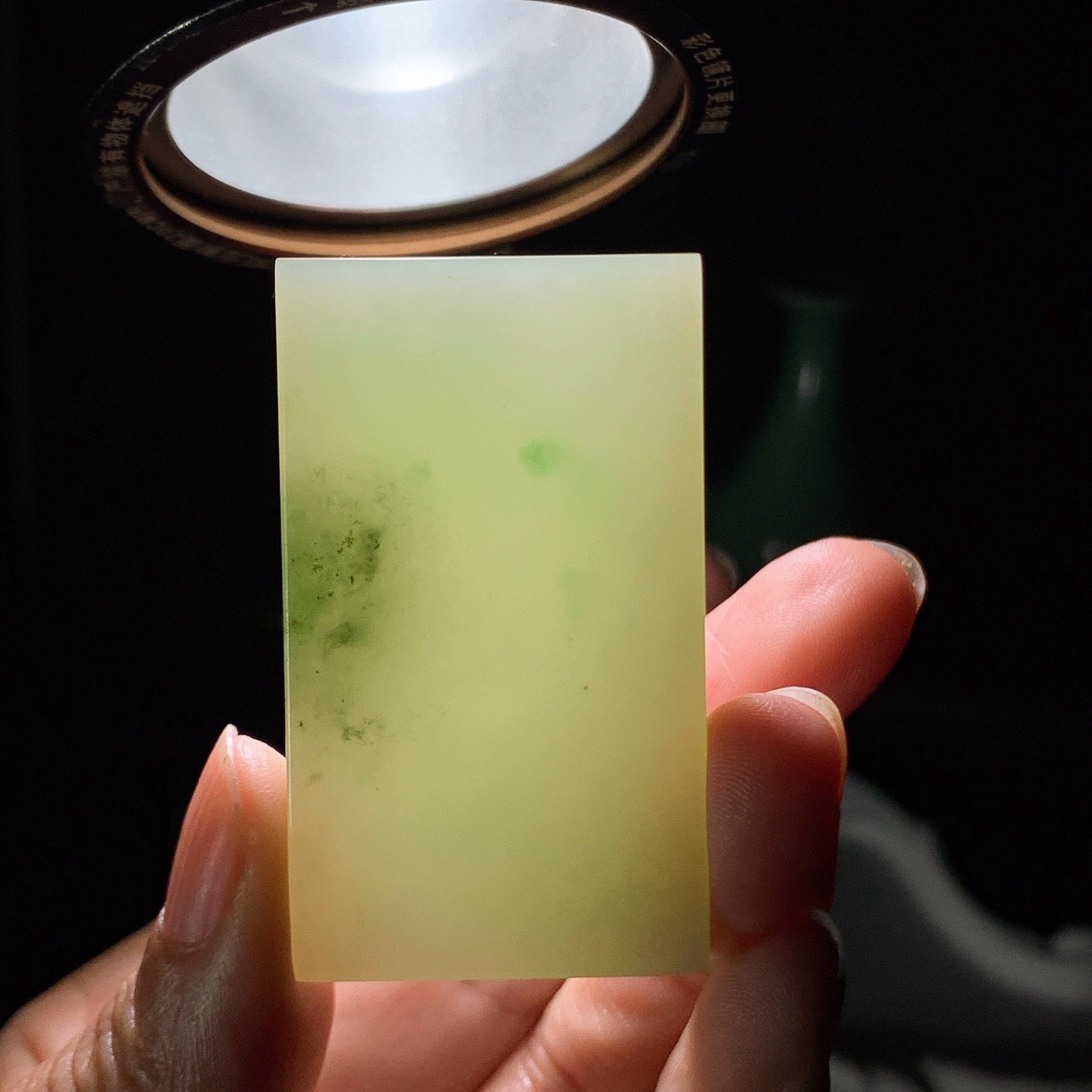 新疆和田玉翠青平安无事牌挂件 尺寸51/29/9重41.5克。玉质细腻油润。手推出油。佩戴高端典雅。lt260321