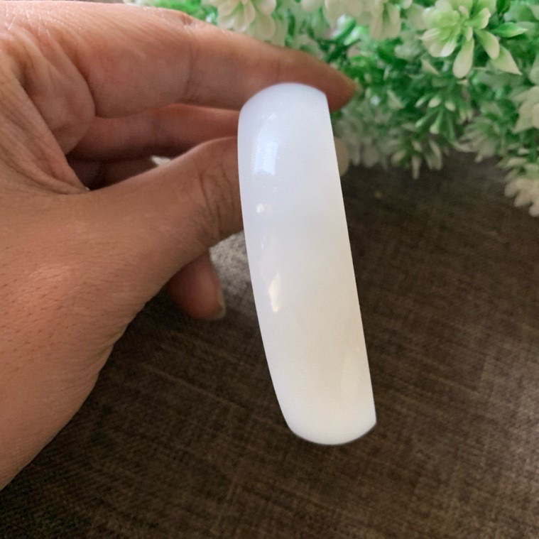 土豪款，59圈口和田玉羊脂白宽版手镯【挽间柔情】，精品荔枝冻冰白手镯，镯型古朴典雅。在诗情画意的雨巷