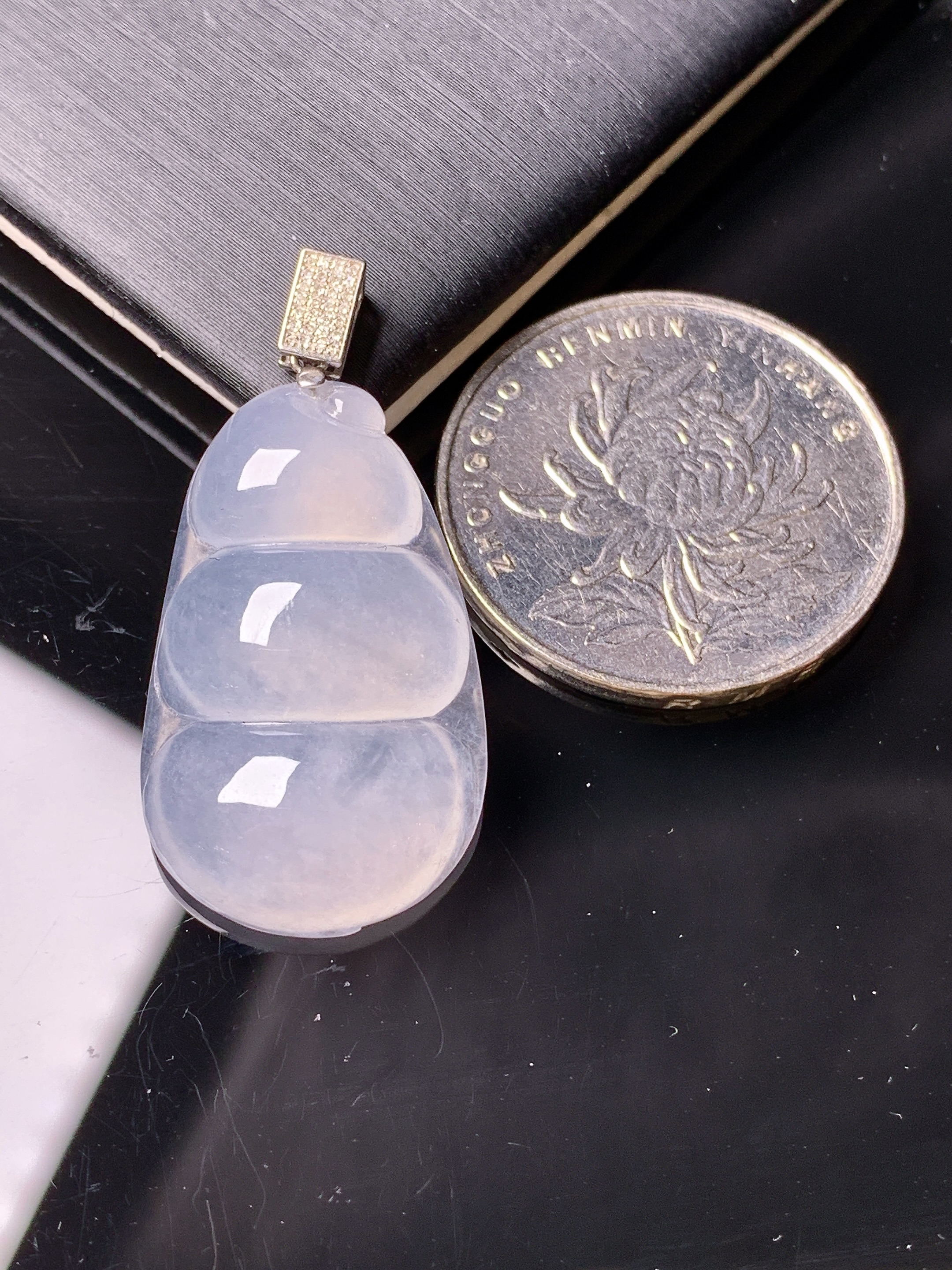 18k金钻镶嵌冰种四季豆吊坠 玉质细腻 色泽艳丽清新 水润亮眼 整体尺寸34.3*17*6*2x