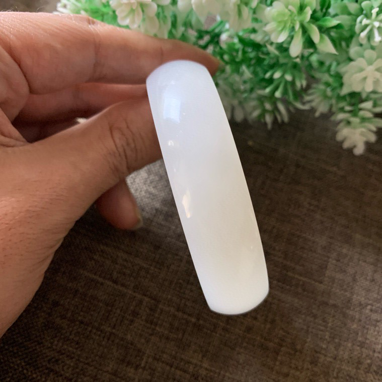 土豪款，59圈口和田玉羊脂白宽版手镯【挽间柔情】，精品荔枝冻冰白手镯，镯型古朴典雅。在诗情画意的雨巷相遇，你是我腕间的一抹风情，有你眸有深情.清风荡漾湖间静水，我愿俯身低眉，在烟波涟漪处寻你