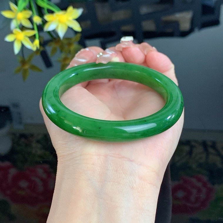 和田玉58.5圈口阳绿色碧玉手镯！玉质细腻油润 底色纯净 无裂无棉 脂粉好，品质高。