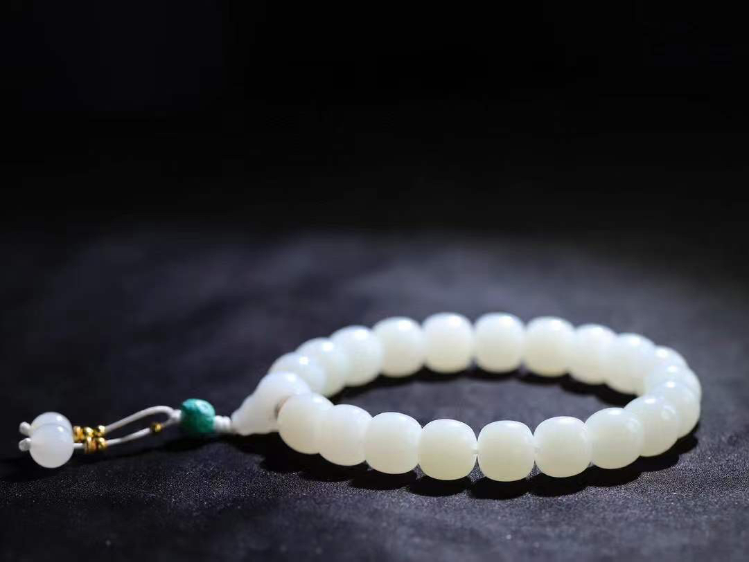 （老型珠.手串）

精品 和田玉白玉老型珠手串，玉质细腻油润 饱满光滑 质朴无华，悠远简单，人心境界远，百世修炼深，心灵常驻善意持，觉悟人生百世修。重46克    尺寸取一9.9-10.7mm    10351900A