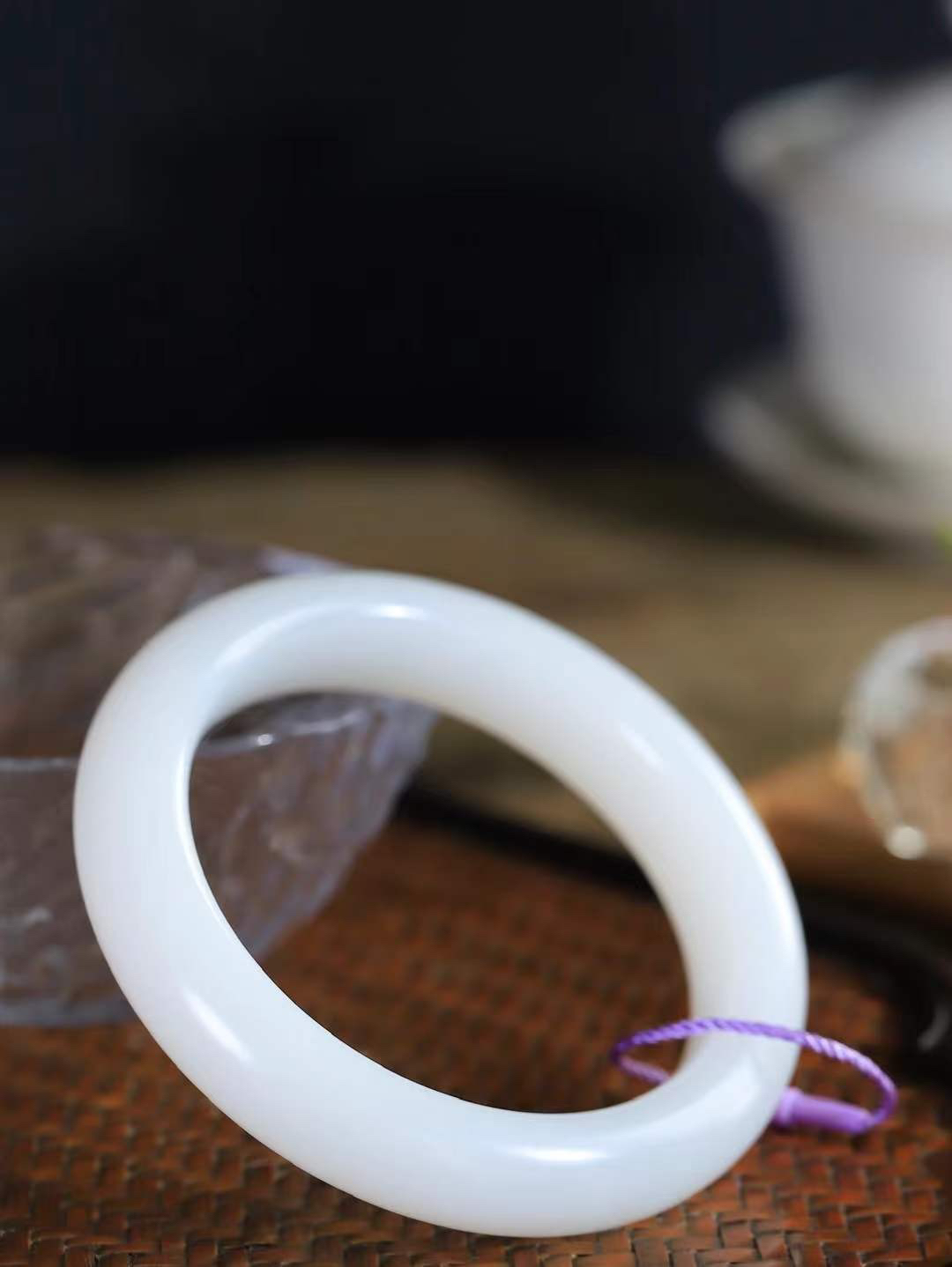 【花样年华·手镯】

收藏级臻品和田玉白玉手镯，质地油润细腻，色泽高贵典雅，镯型古朴典雅。在诗情画意的雨巷相遇，你是我腕间的一抹风情，有你眸有深情，清风荡漾湖间静水，我愿俯身低眉，在烟波涟漪处，寻你深情倩影。内径57mm尺寸13.7-10.2mm 重69.3克。fDL-36301988