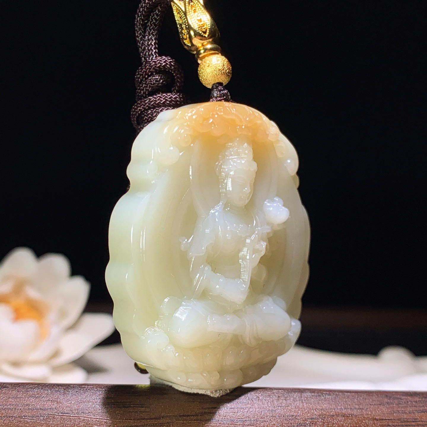 新疆和田玉且末糖坐莲观音挂件 尺寸48/41/12重46.5克。玉质细腻油润。手推出油。佩戴高端典雅。lt260321