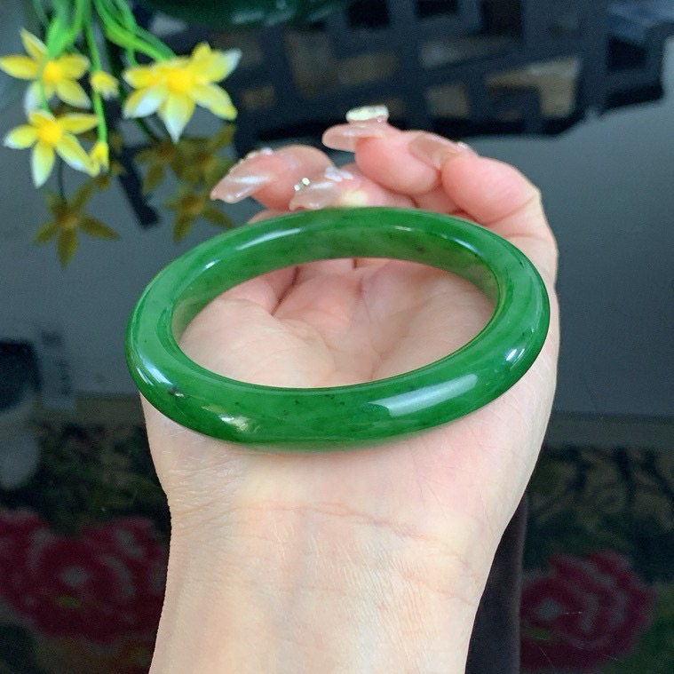 和田玉58.5圈口阳绿色碧玉手镯！玉质细腻油润 底色纯净 无裂无棉 脂粉好，品质高。