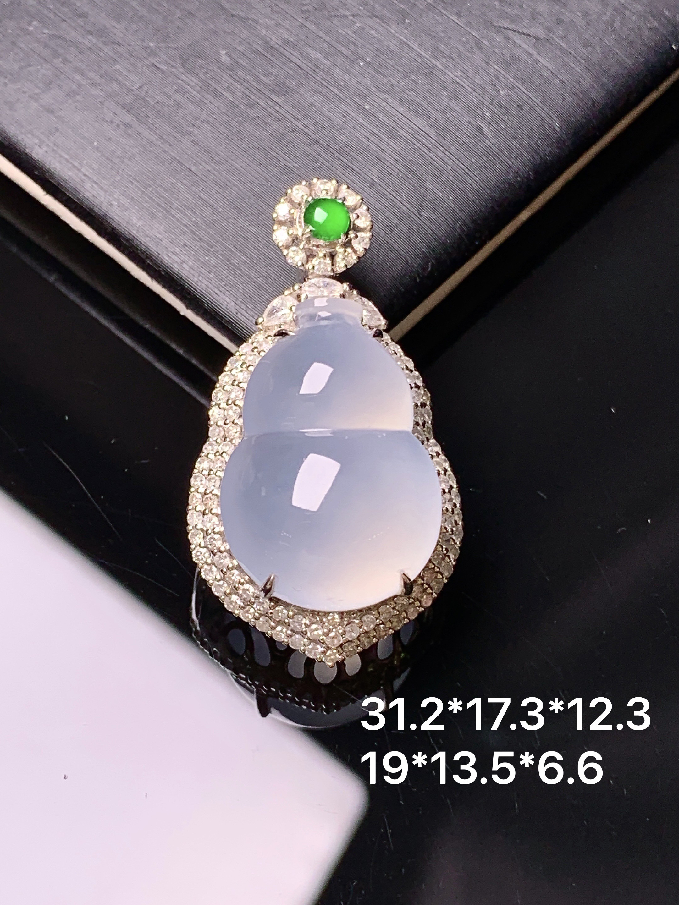 18k金钻镶嵌冰种葫芦吊坠 玉质细腻 色泽艳丽清新 水润亮眼 整体尺寸31.2*17.3*12.3t1