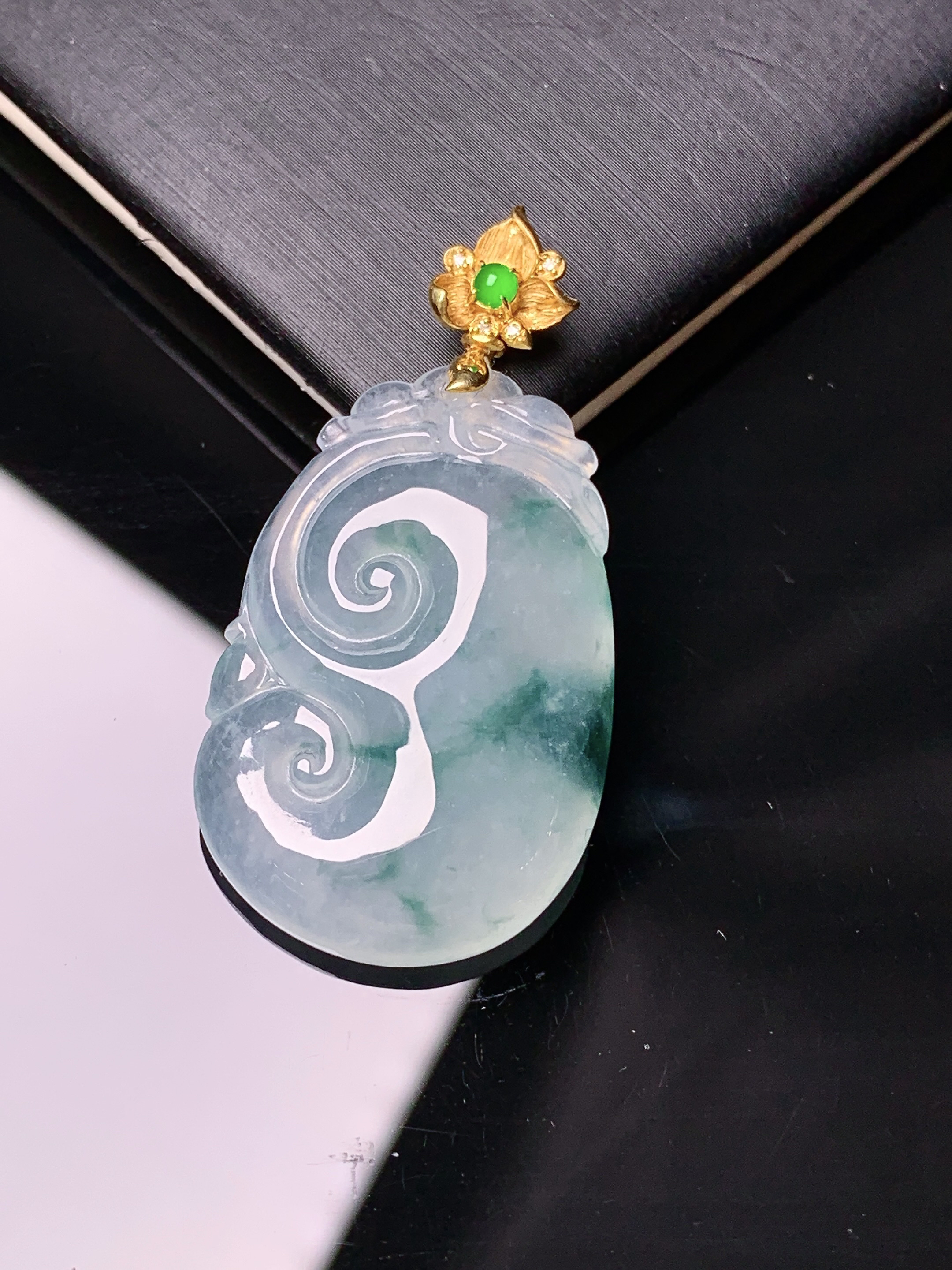 18k金钻镶嵌冰种飘绿如意吊坠 玉质细腻 色泽艳丽清新 水润亮眼 整体尺寸40.3*20.5*6.2*2x