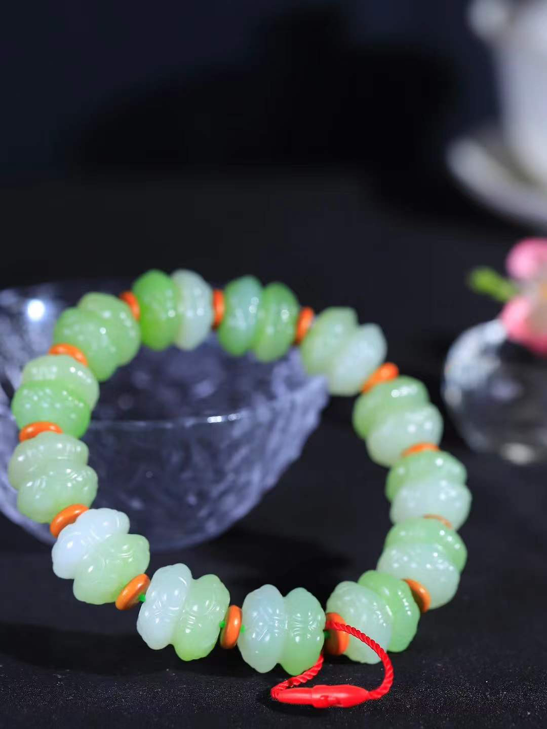 【莲花.手串】

精品和田玉翠青莲花手串，器形优雅，小巧精致，翠色浓郁，玉质细腻油润、手感上佳，颗颗精雕莲花，将荷花出淤泥而不染，濯清涟而不妖的气韵，刻画的淋漓尽致。尺寸取一14.7-15mm，重77.2克 FDA-36151920