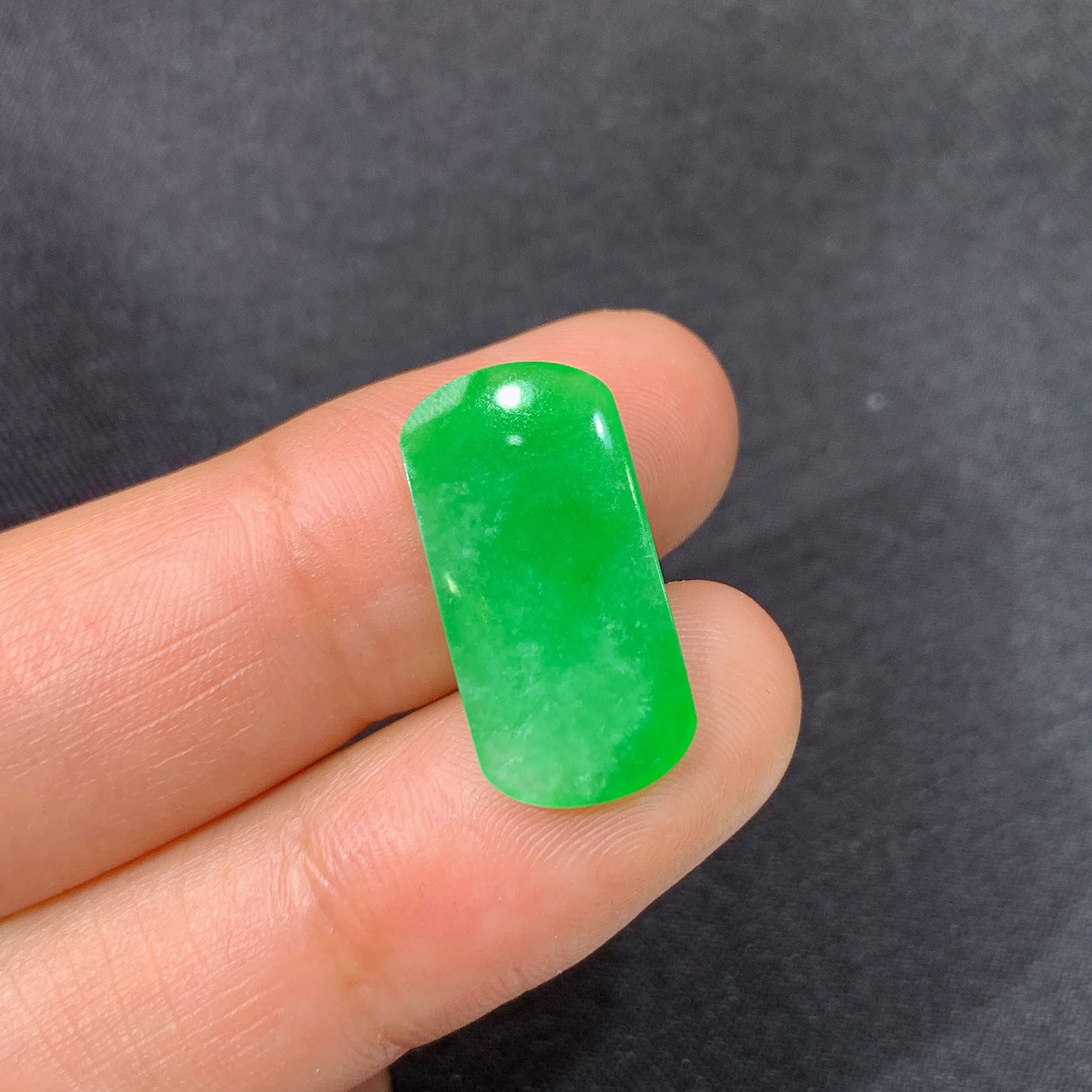 阳绿马鞍，镶嵌佳品，冰润色阳，玉质细腻，种水足，Hon 尺寸19.8*9.9*2.8