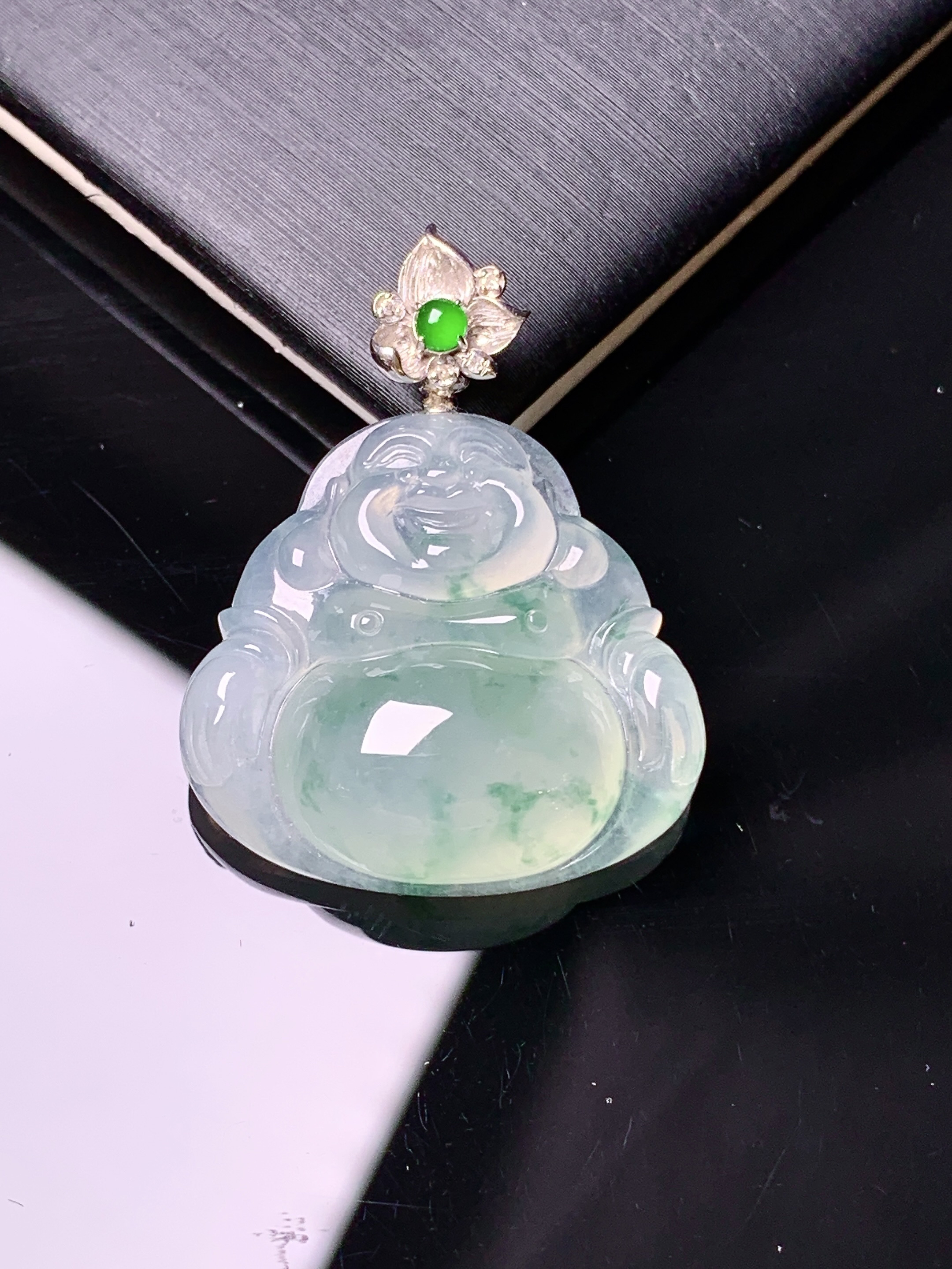 18k金钻镶嵌冰种飘绿佛公吊坠 玉质细腻 色泽艳丽清新 水润亮眼 整体尺寸31.5*24.3*8.8*2x