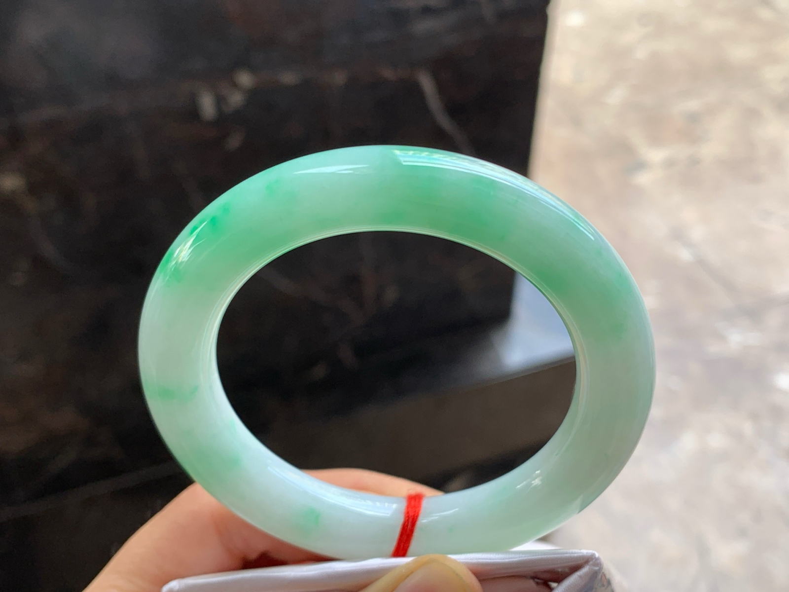 56.5-11.8

阳绿色圆条手镯^_^色阳 细腻