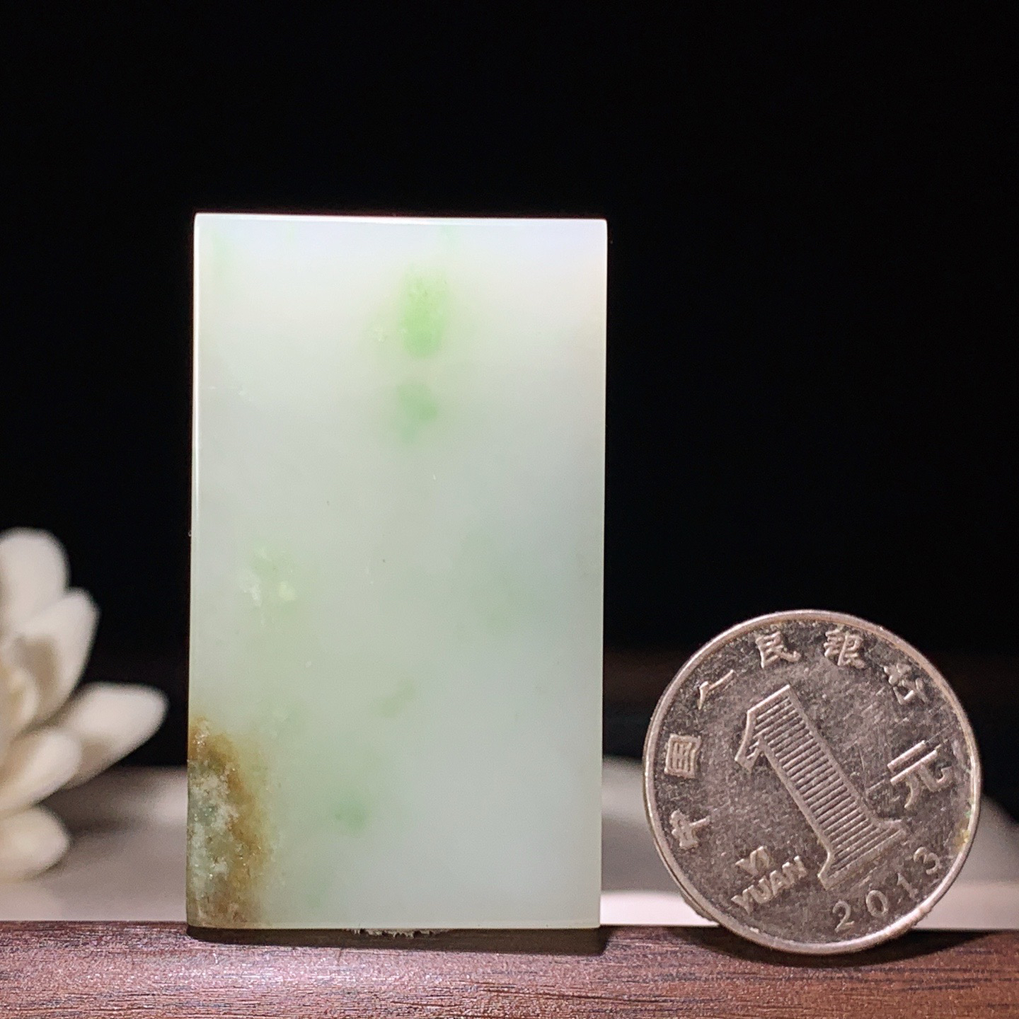 新疆和田玉翠青平安无事牌挂件 尺寸51/29/9重41.5克。玉质细腻油润。手推出油。佩戴高端典雅。lt260321