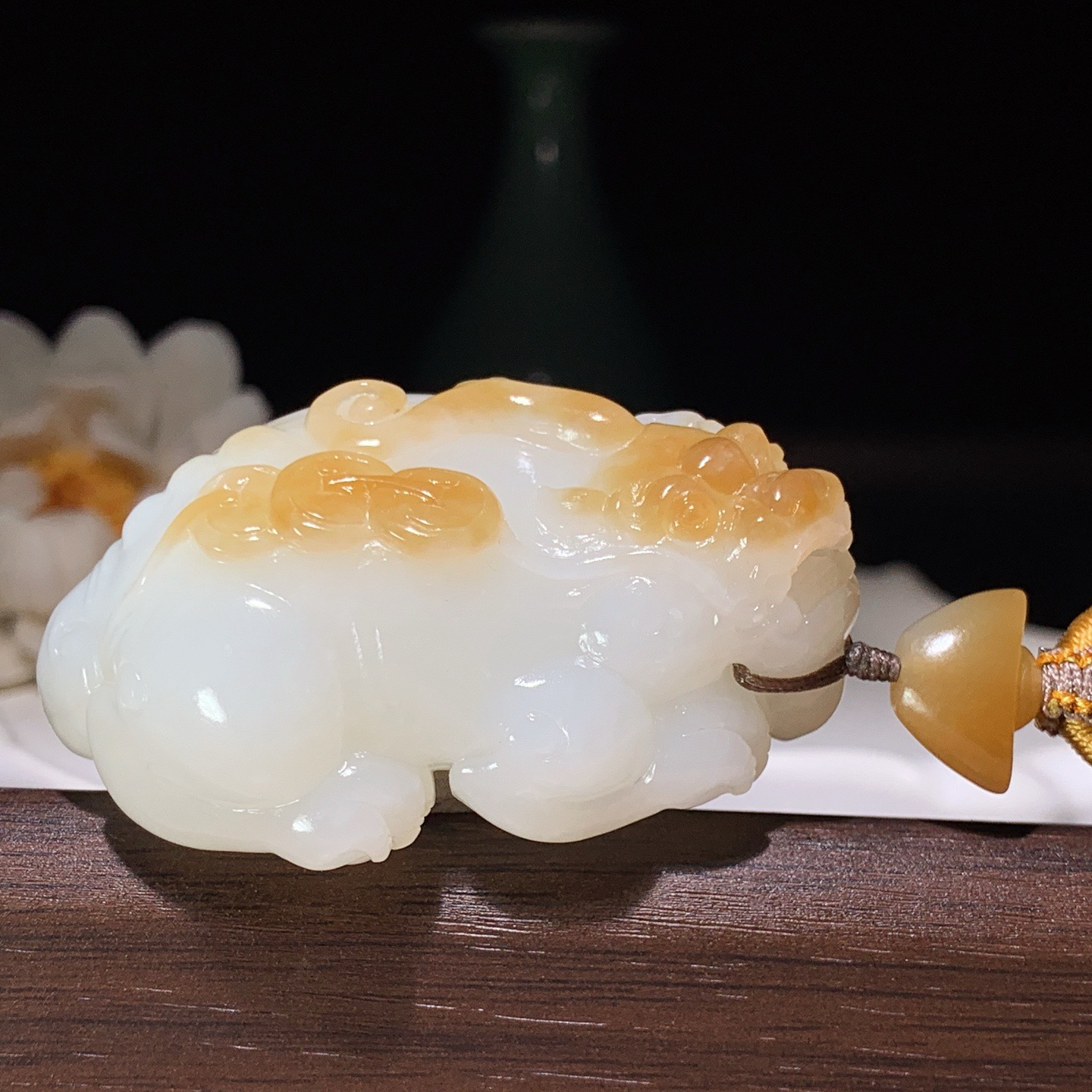 新疆和田玉且末糖羊脂白招财进宝貔貅挂件 尺寸55/35/24重77.8克。玉质细腻油润。手推出油。佩